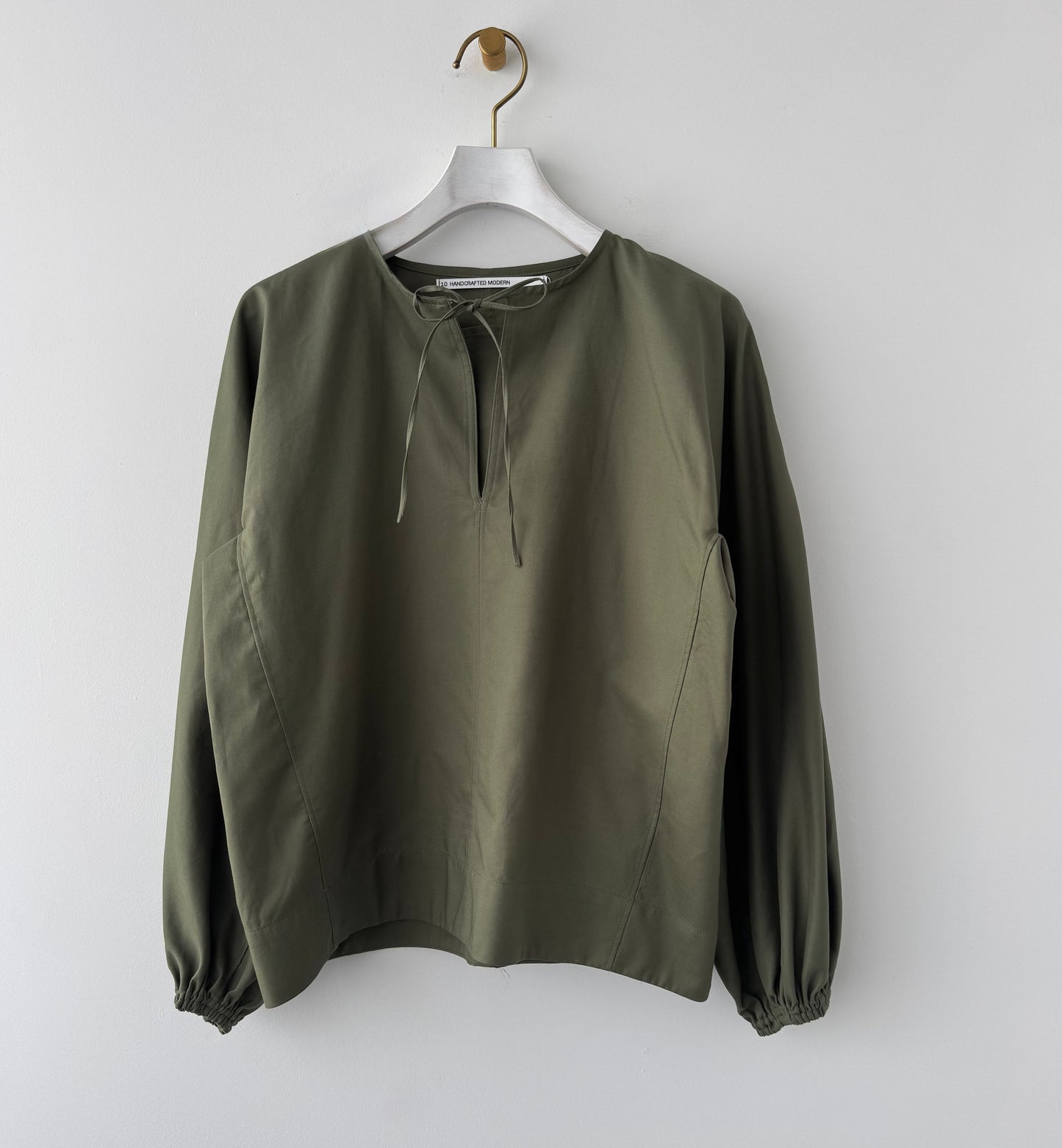 VOLUME SLEEVE PULLOVER (OLIVE) TENNE HANDCRAFTED MODERN ブラウス 通販 取扱店