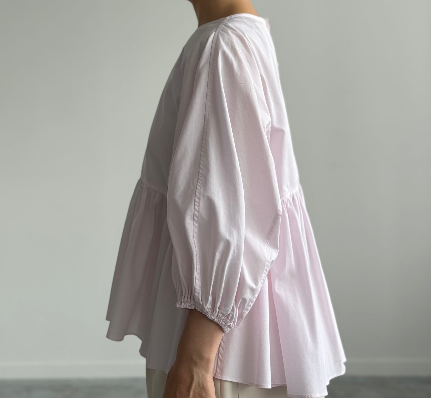 VOLUME SLEEVE GATHER PULLOVER TENNE HANDCRAFTED MODERN ブラウス 通販 取扱店