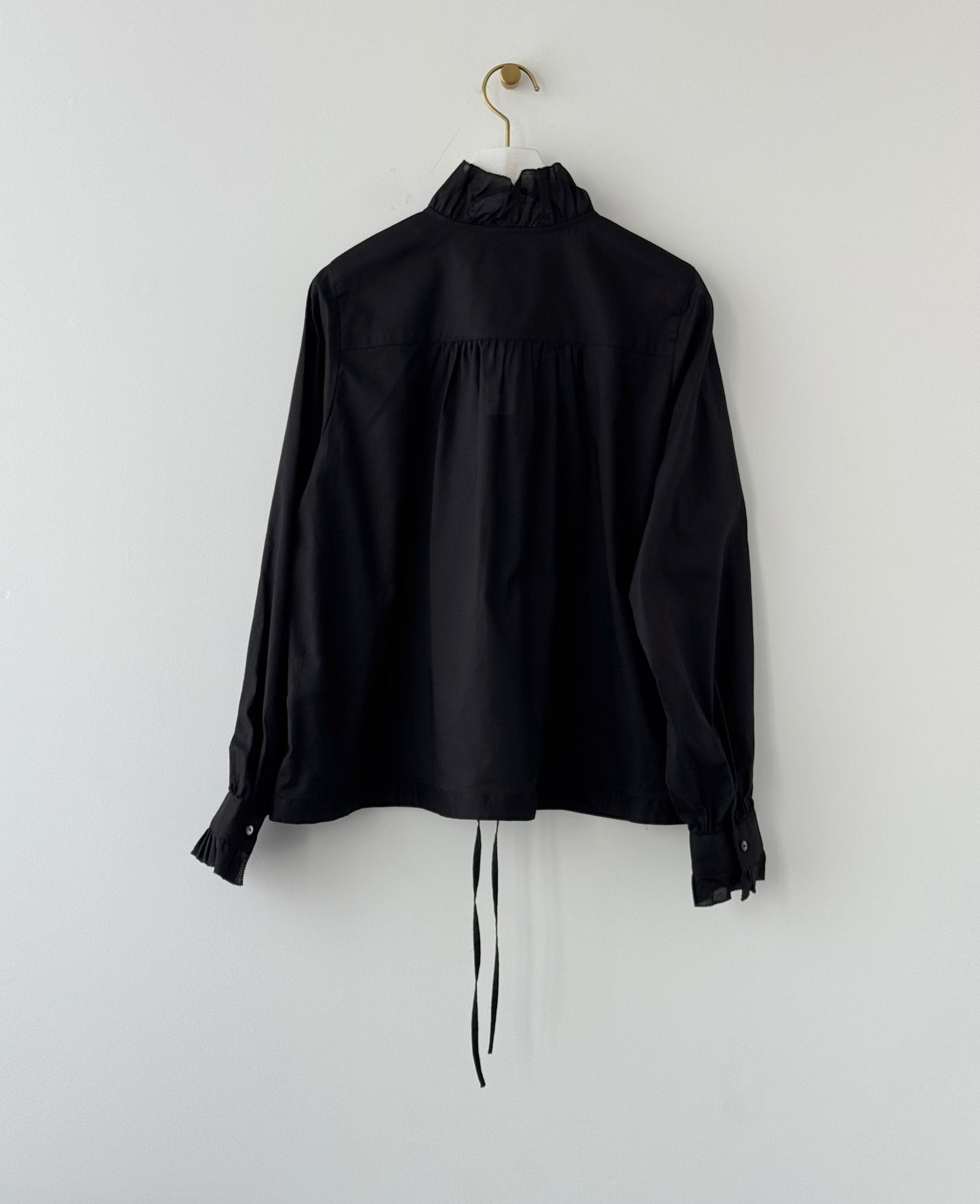 ピンタックとレースのブラウス