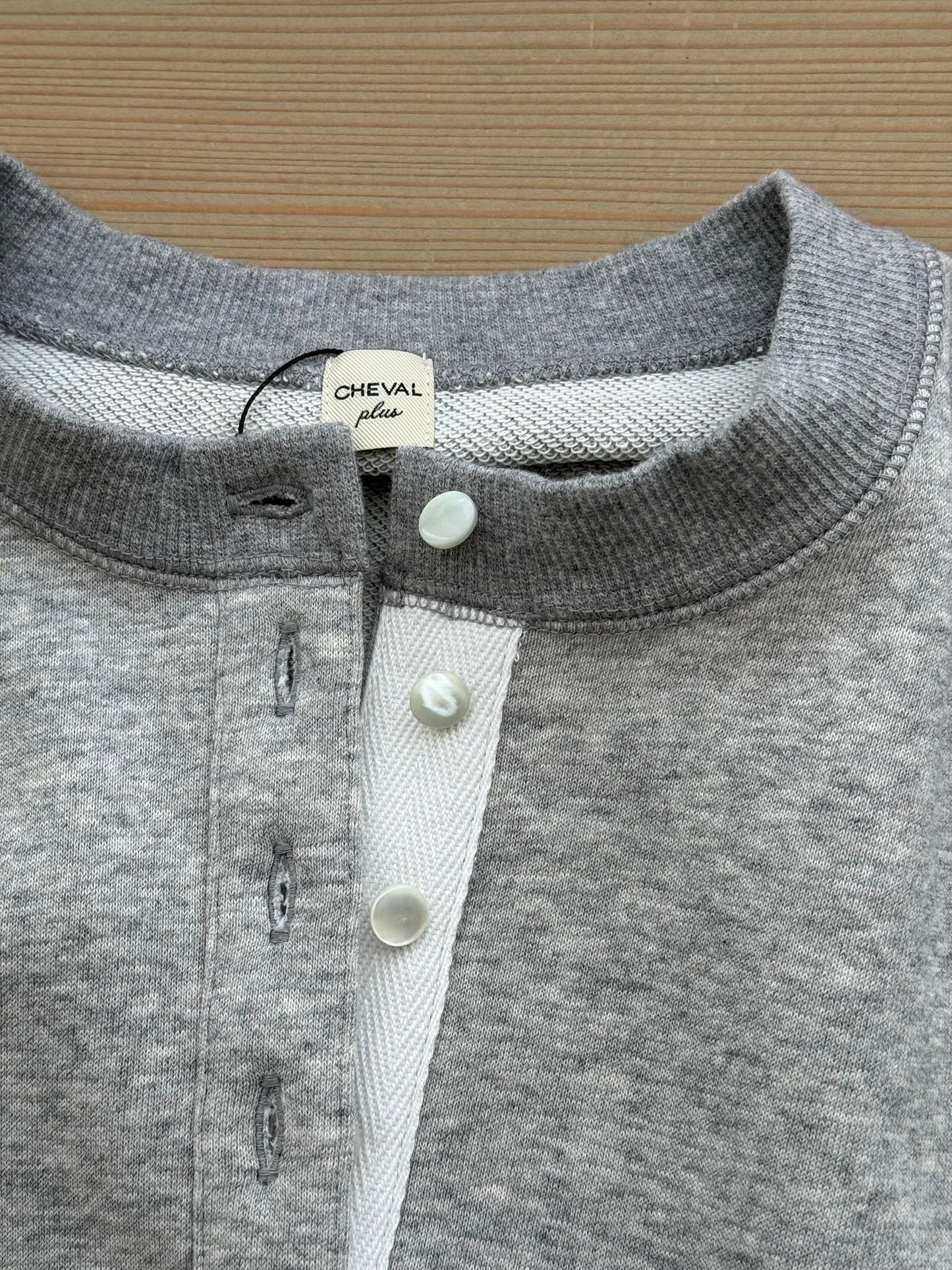 SEVEN SLEEVEの釦スウェット CHEVAL plus 通販 取扱店 商品画像