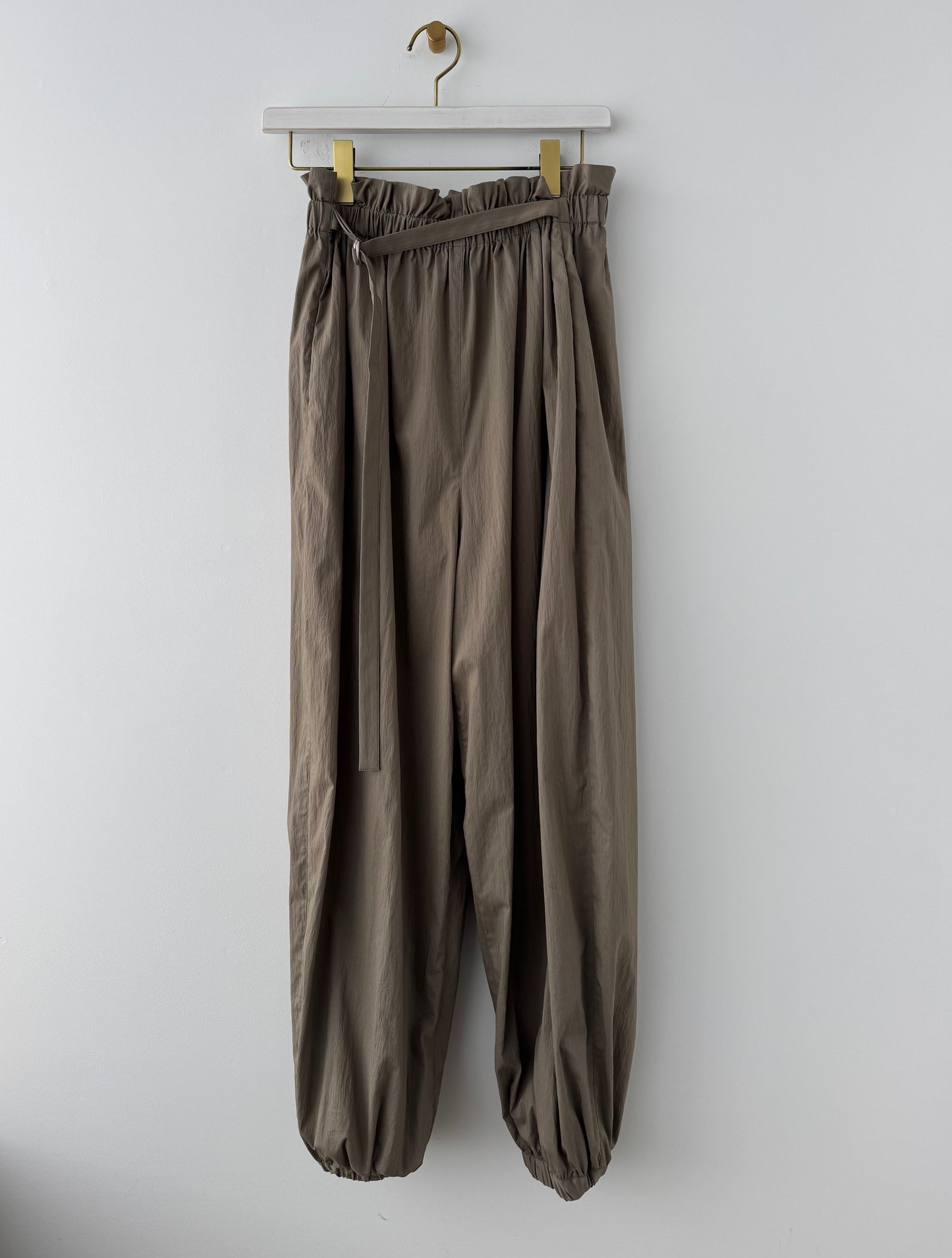 ATTACHMENT PANTS (KHAKI) TENNE HANDCRAFTED MODERN パンツ 通販 取扱店