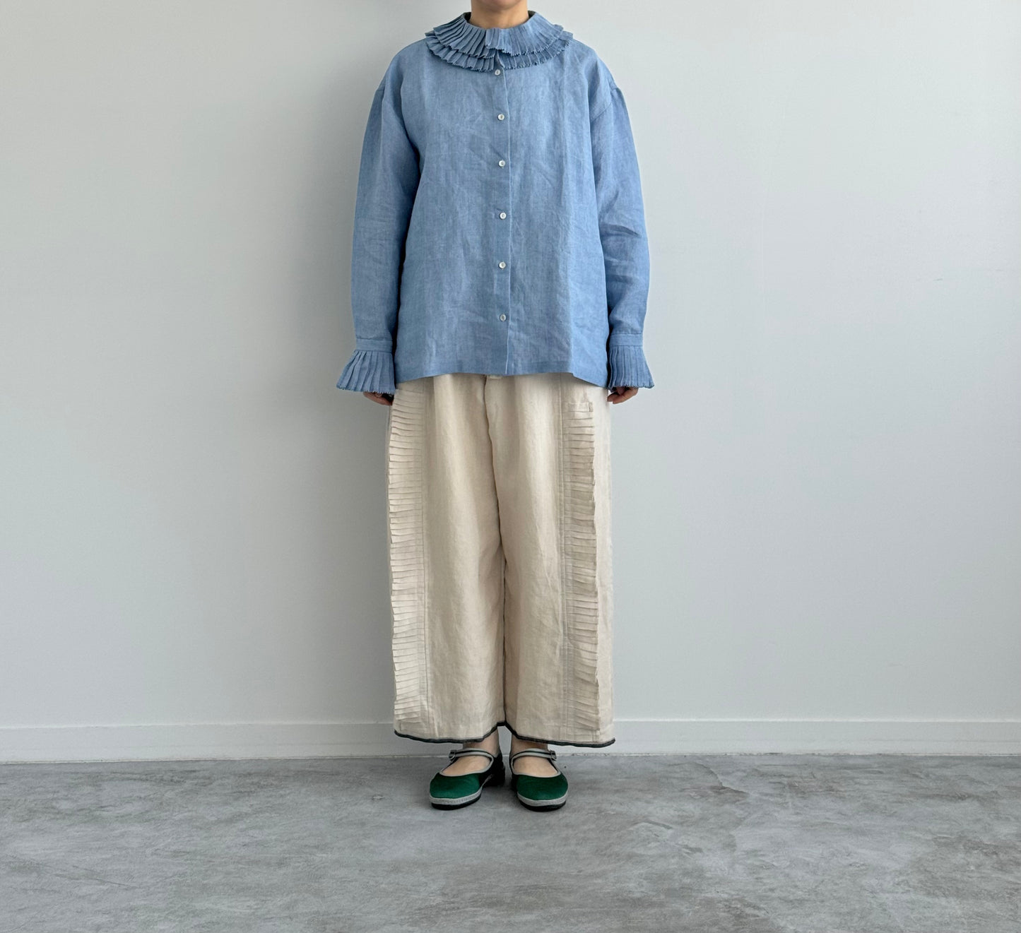 TUCK COLLAR BLOUSE タックカラーブラウス　BUNON ブノン　通販　取扱店　light blue 着画　