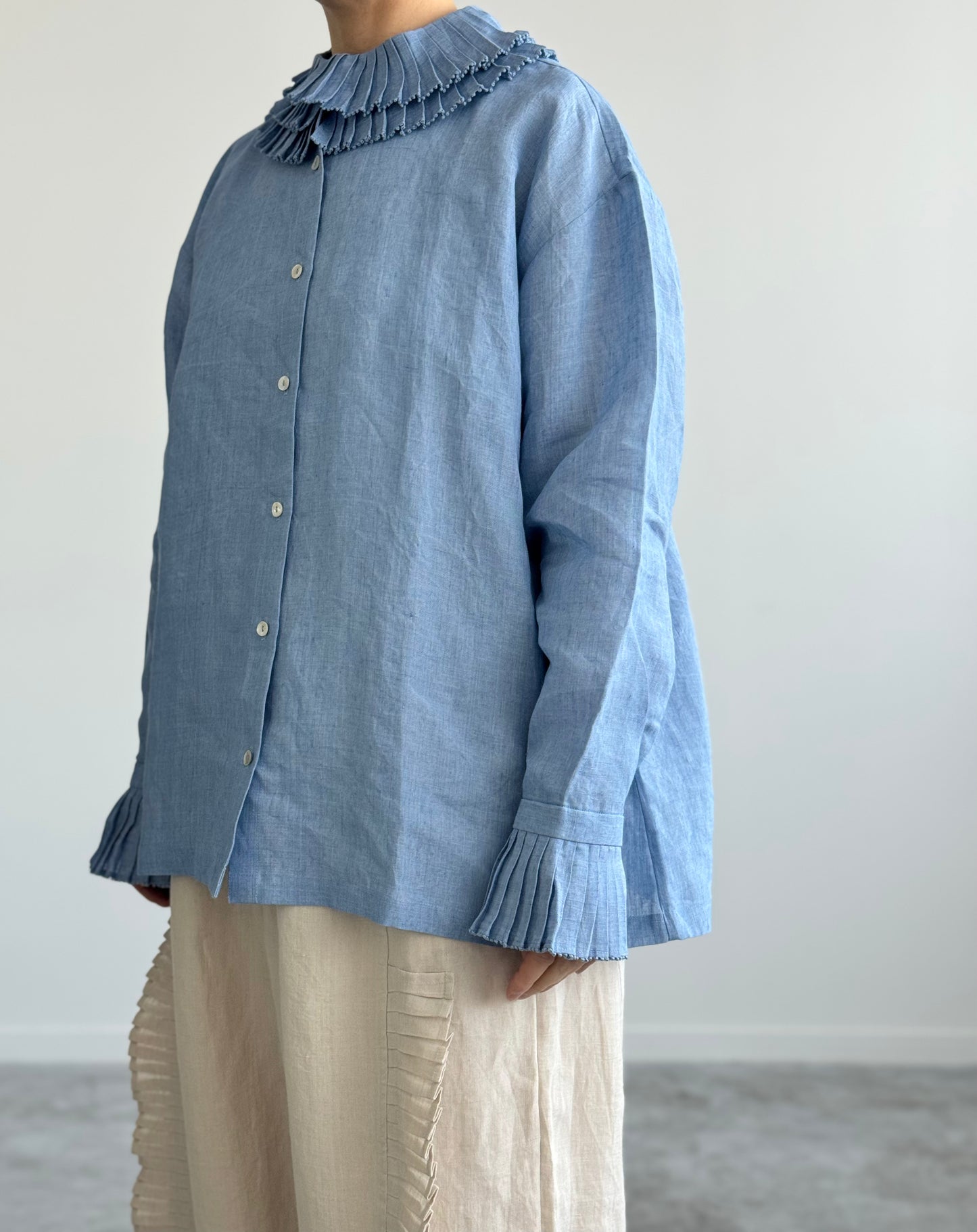 TUCK COLLAR BLOUSE タックカラーブラウス　BUNON ブノン　通販　取扱店　light blue 着画　アップ　横