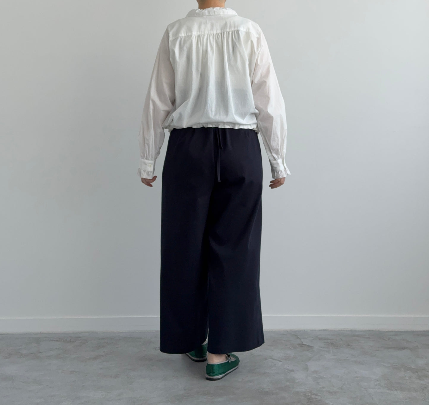 ピンタックとレースのブラウス