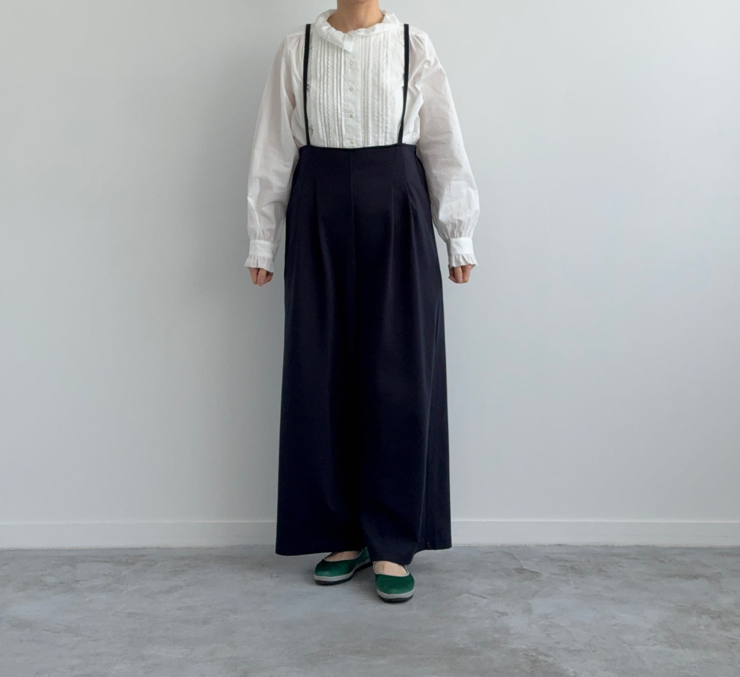 ピンタックとレースのブラウス