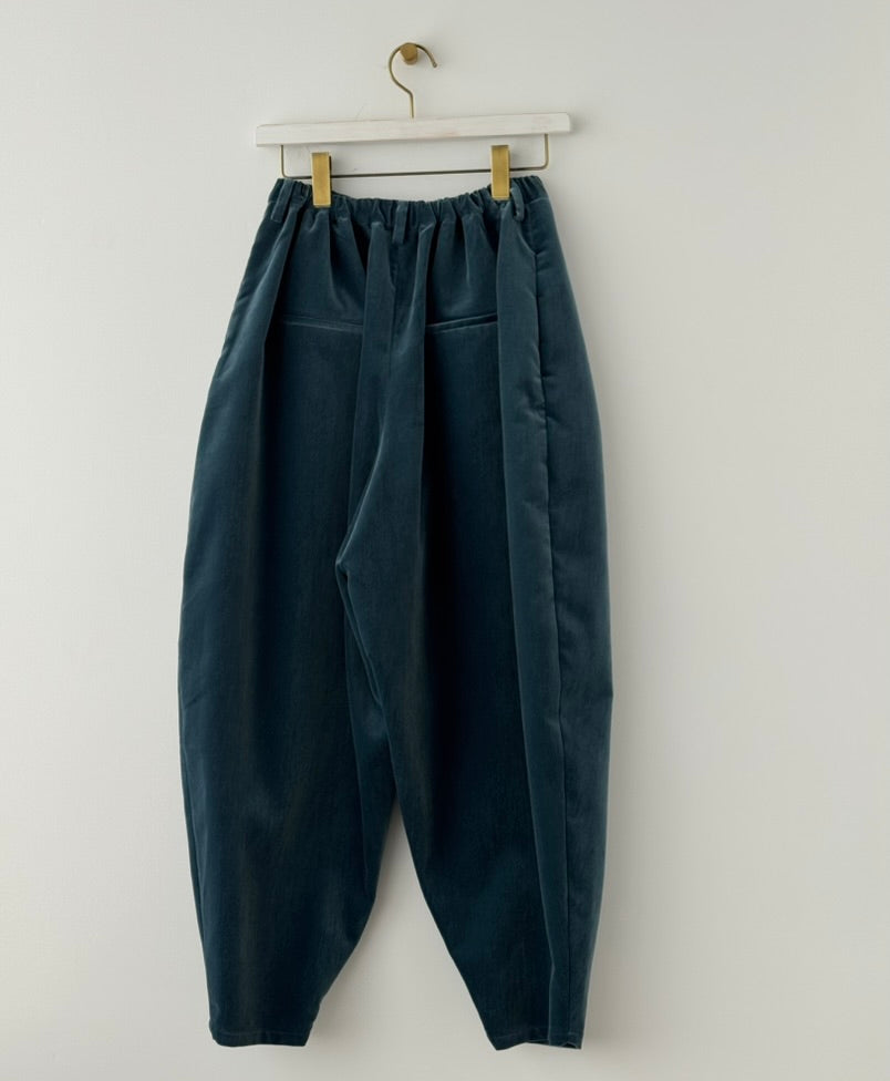 3 TUCK TAPERED PANTS ( BLUE )