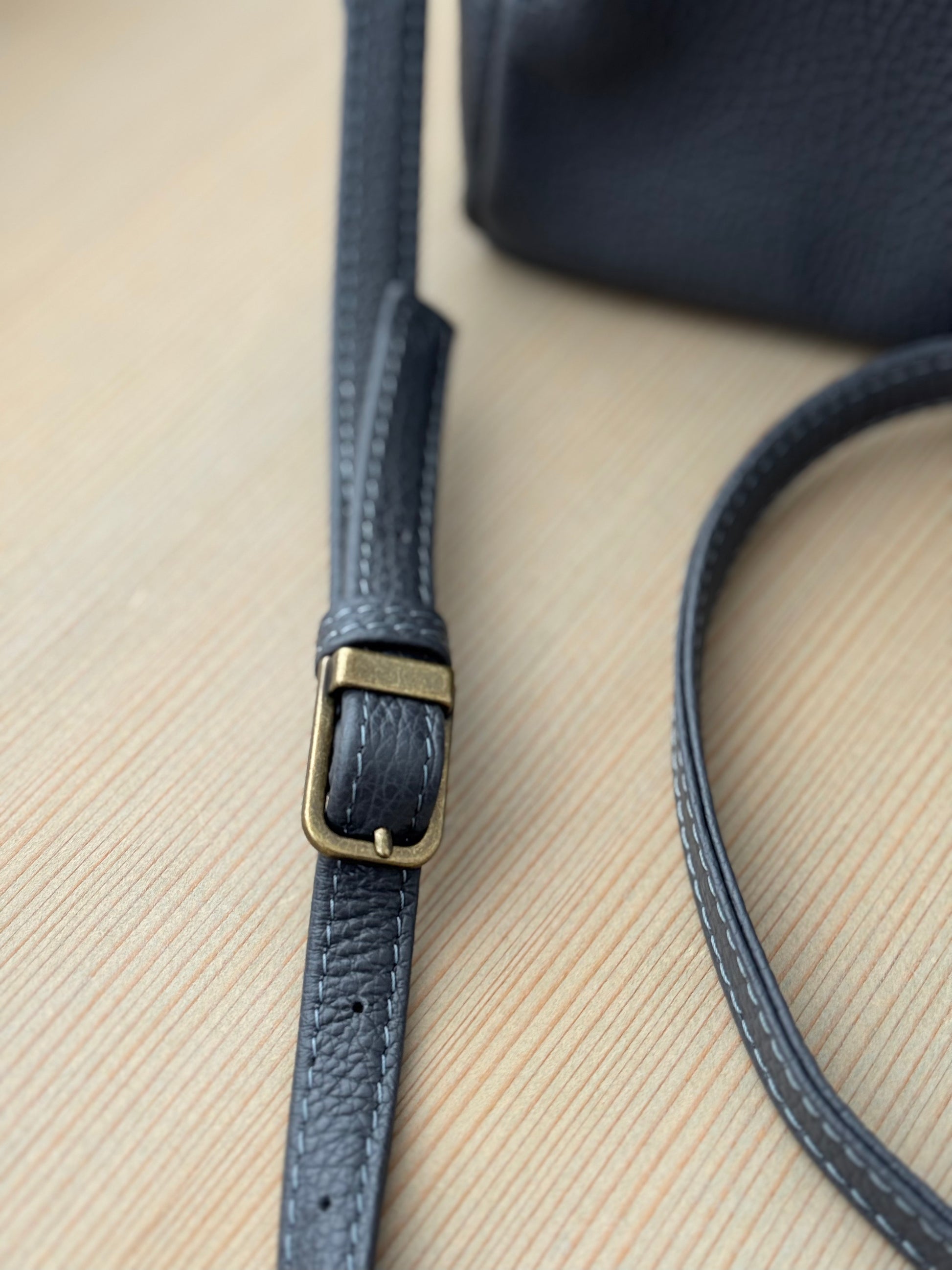 BOSTON SHOULDER BAG （シボ / CHARCOAL GRAY) a ショルダーバッグ　通販　取扱店