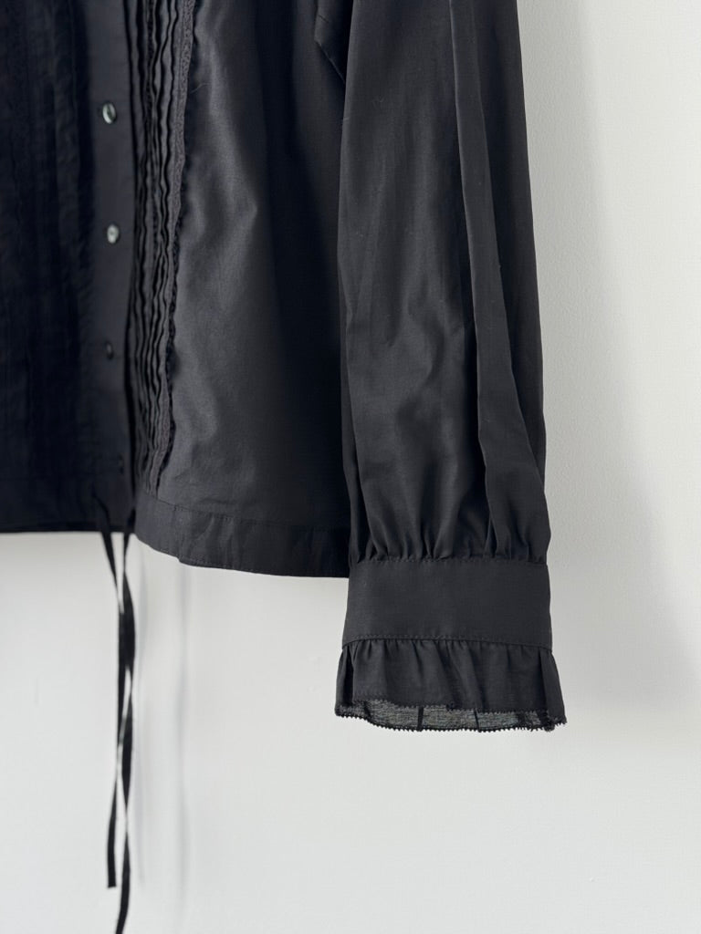 ピンタックとレースのブラウス