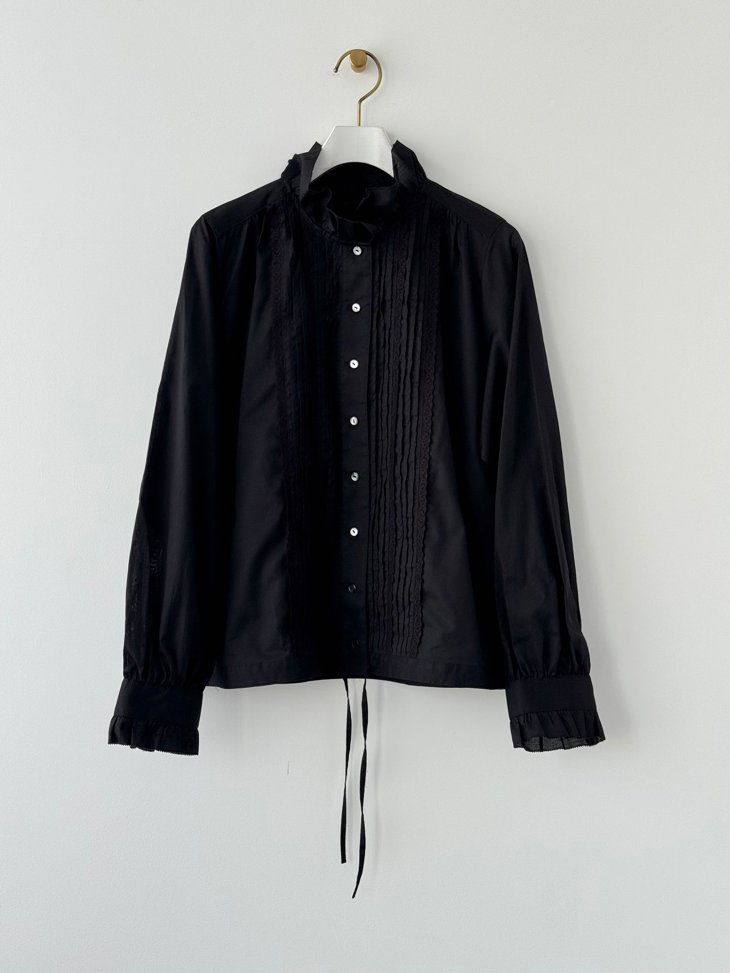 ピンタックとレースのブラウス　Porter des boutons　ポルテデブトン　通販　取扱店　ブラック　物撮り