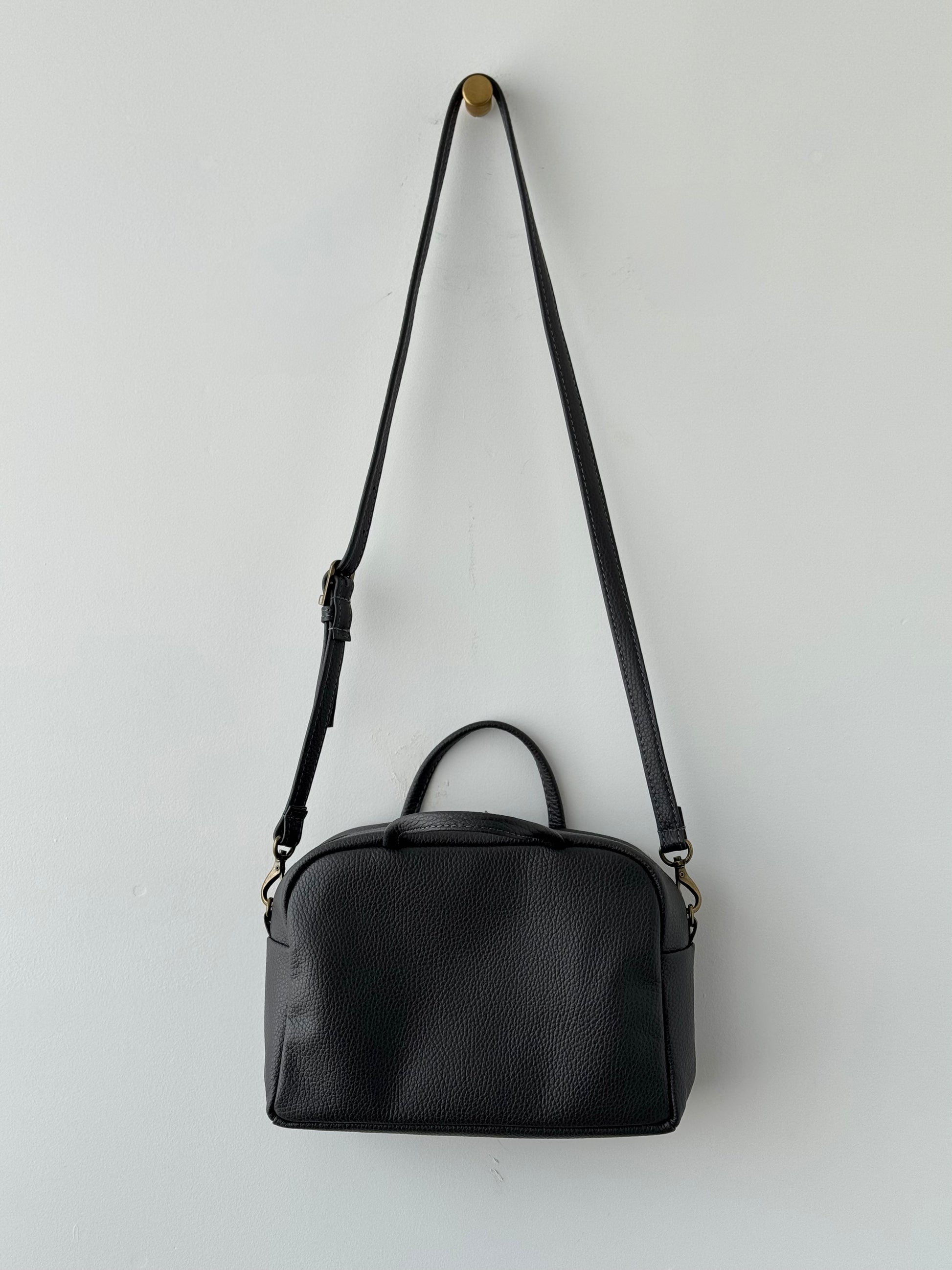 BOSTON SHOULDER BAG （シボ / CHARCOAL GRAY) a ショルダーバッグ　通販　取扱店