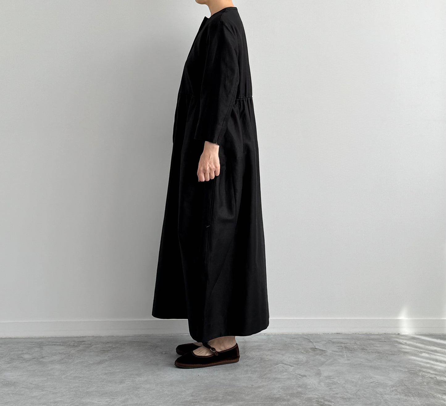 BARREL DRESS　TENNE HANDCRAFTED MODERN　バレルドレス　ワンピース 通販　取扱店　横からの着画
