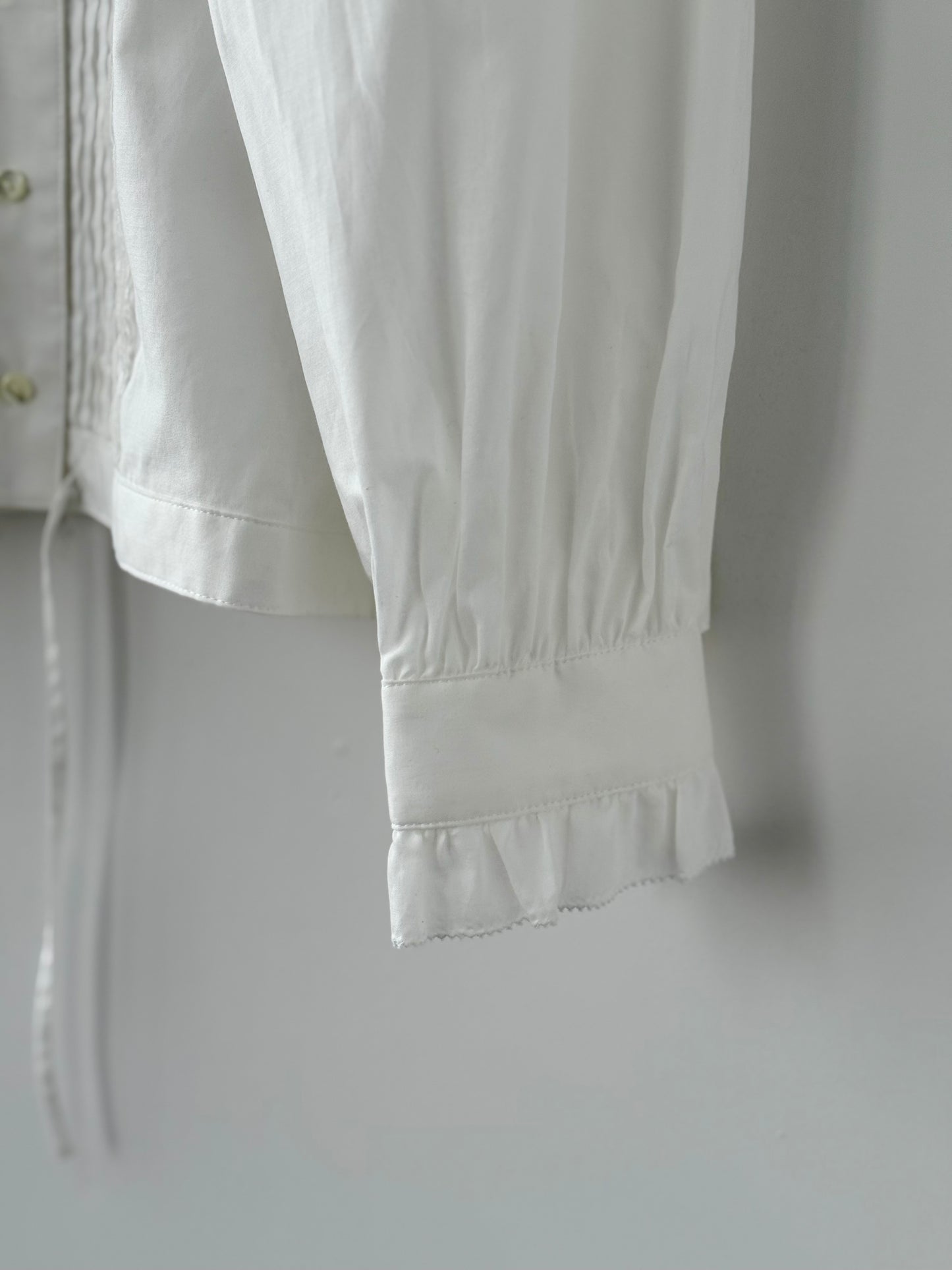 ピンタックとレースのブラウス