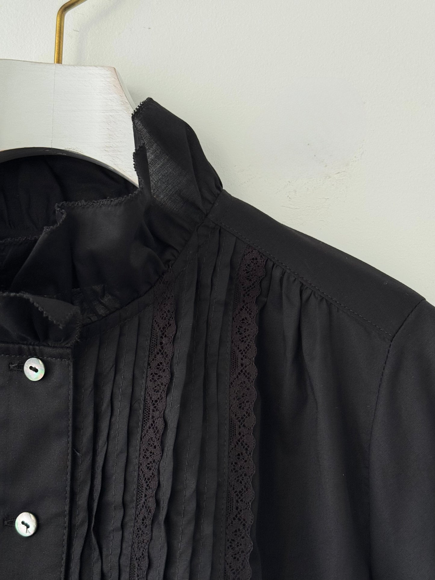 ピンタックとレースのブラウス