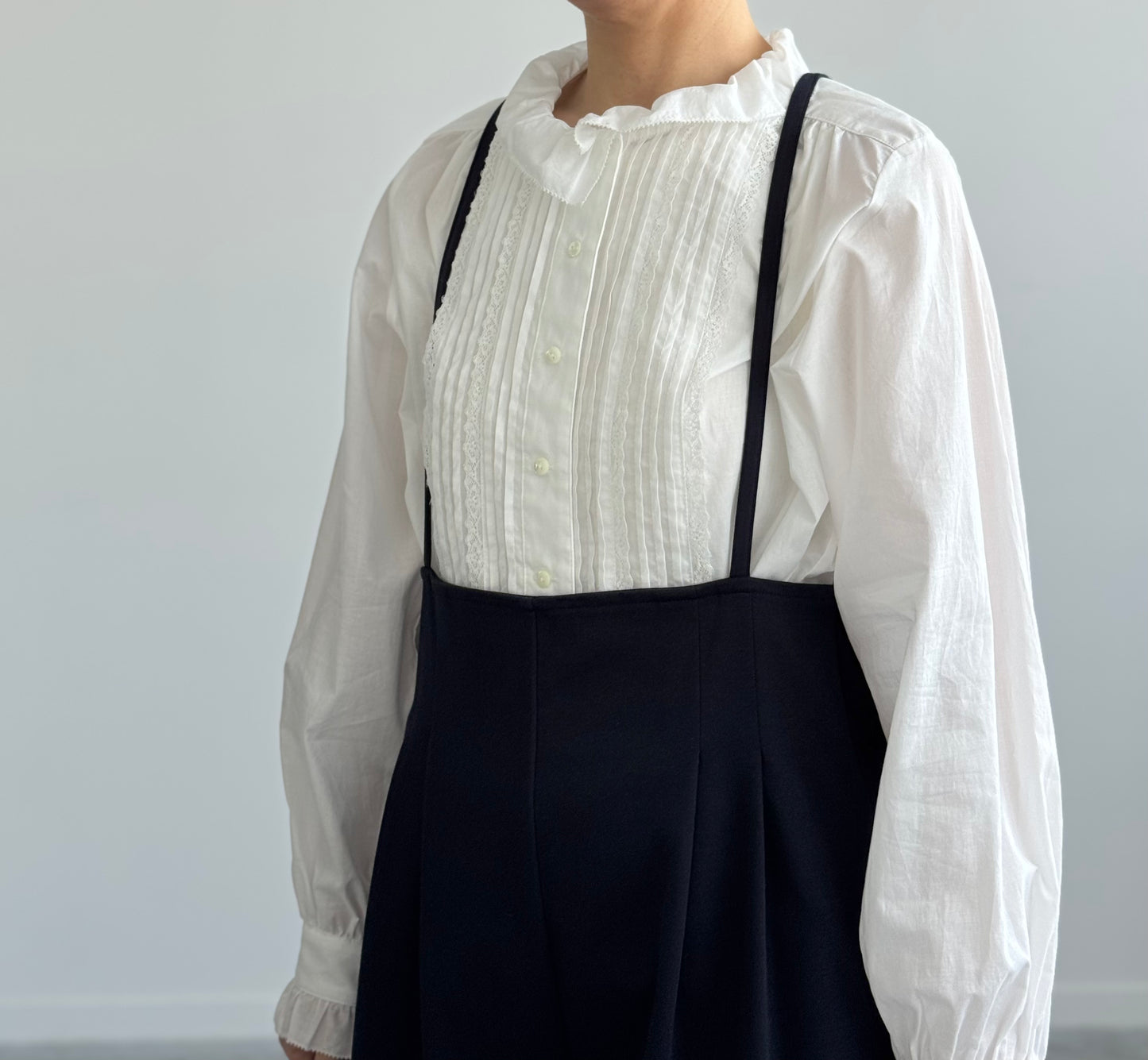 ピンタックとレースのブラウス