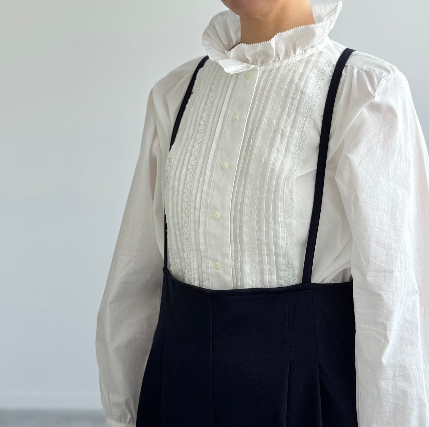 ピンタックとレースのブラウス