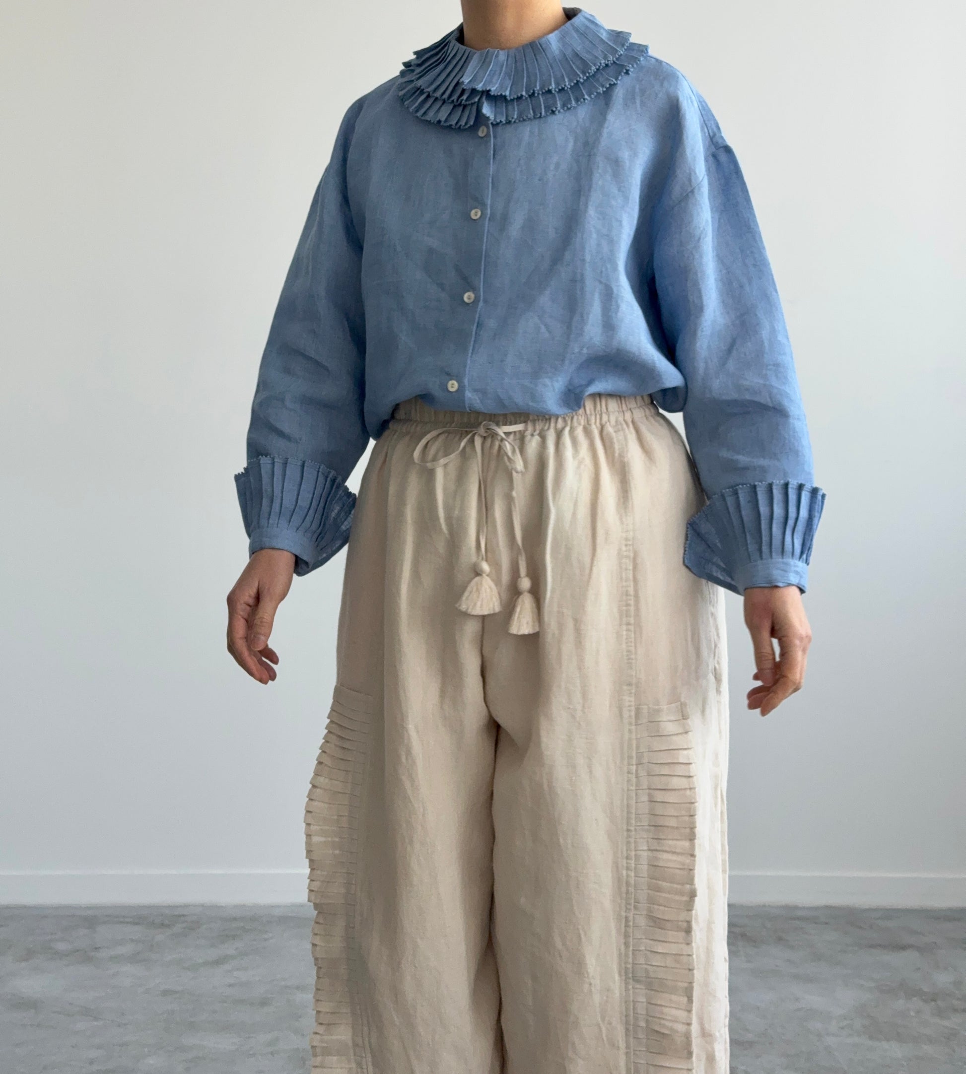 TUCK COLLAR BLOUSE タックカラーブラウス　BUNON ブノン　通販　取扱店　light blue 着画　アップ