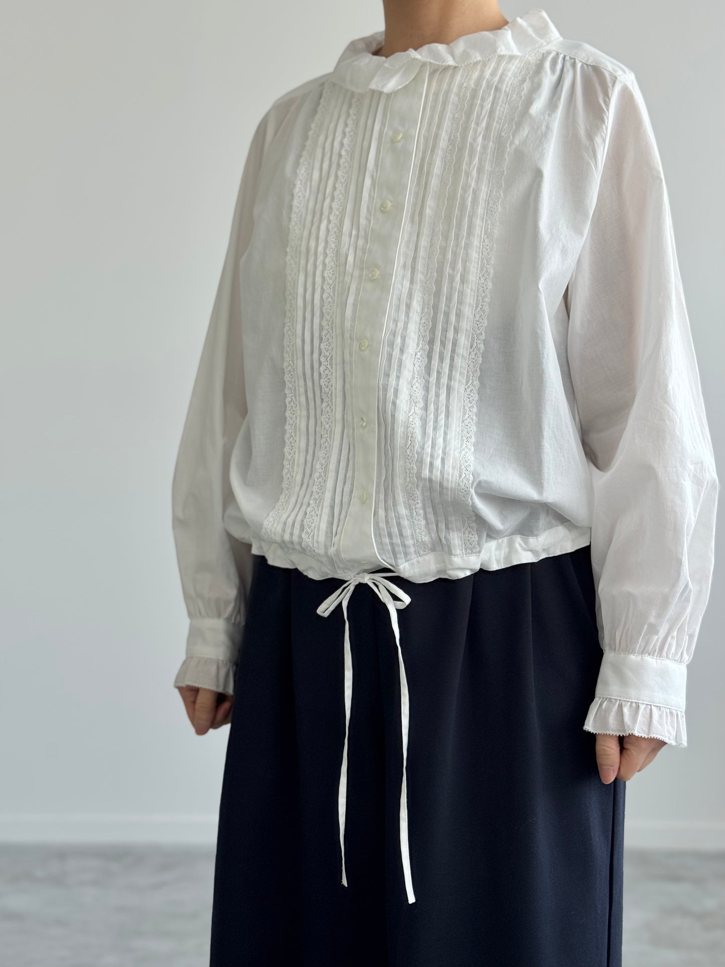 ピンタックとレースのブラウス