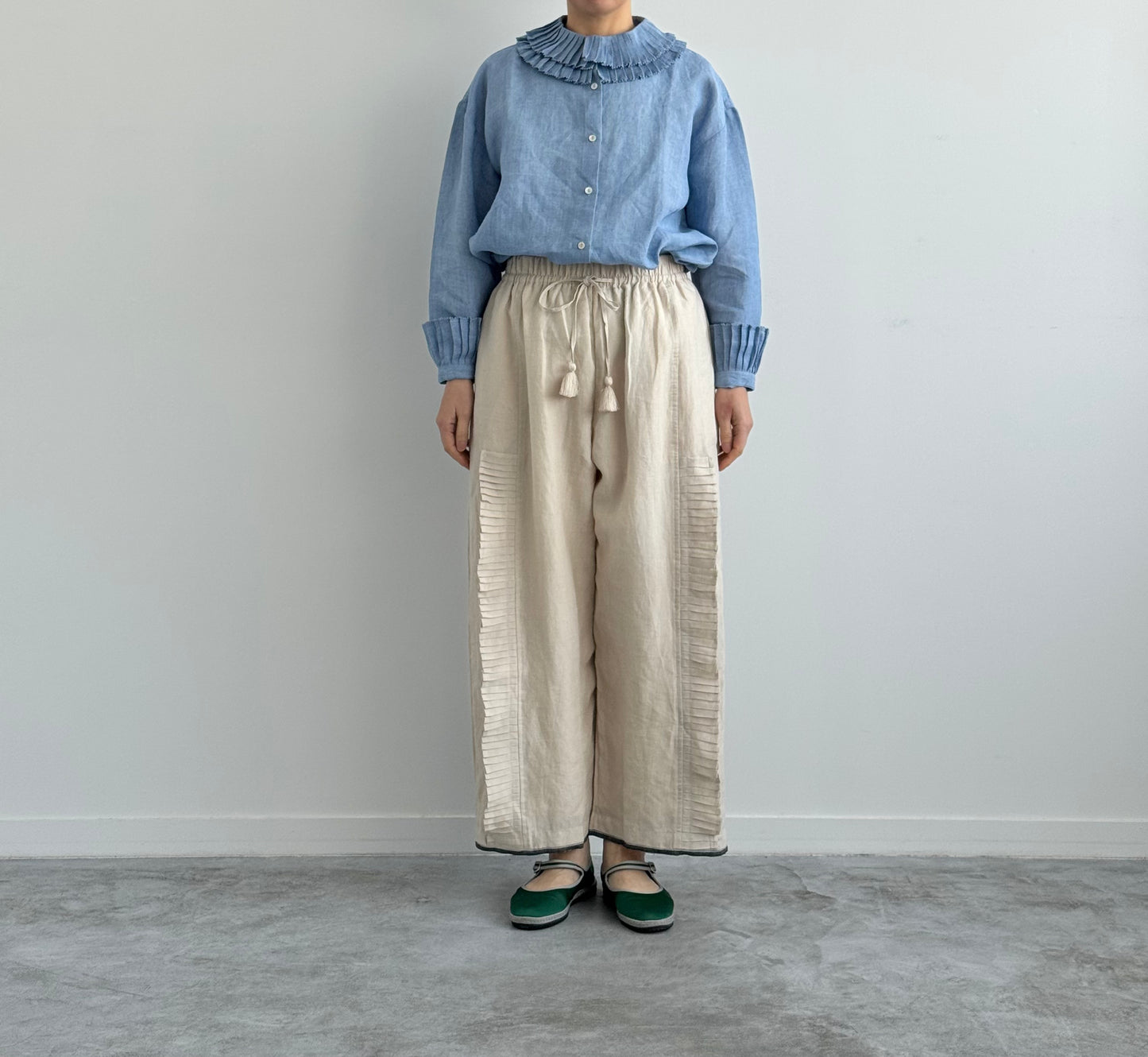 RUFFLE TUCK PANTS ラッフル タックパンツ　BUNON ブノン　通販　取扱店　ecru 着画　正面
