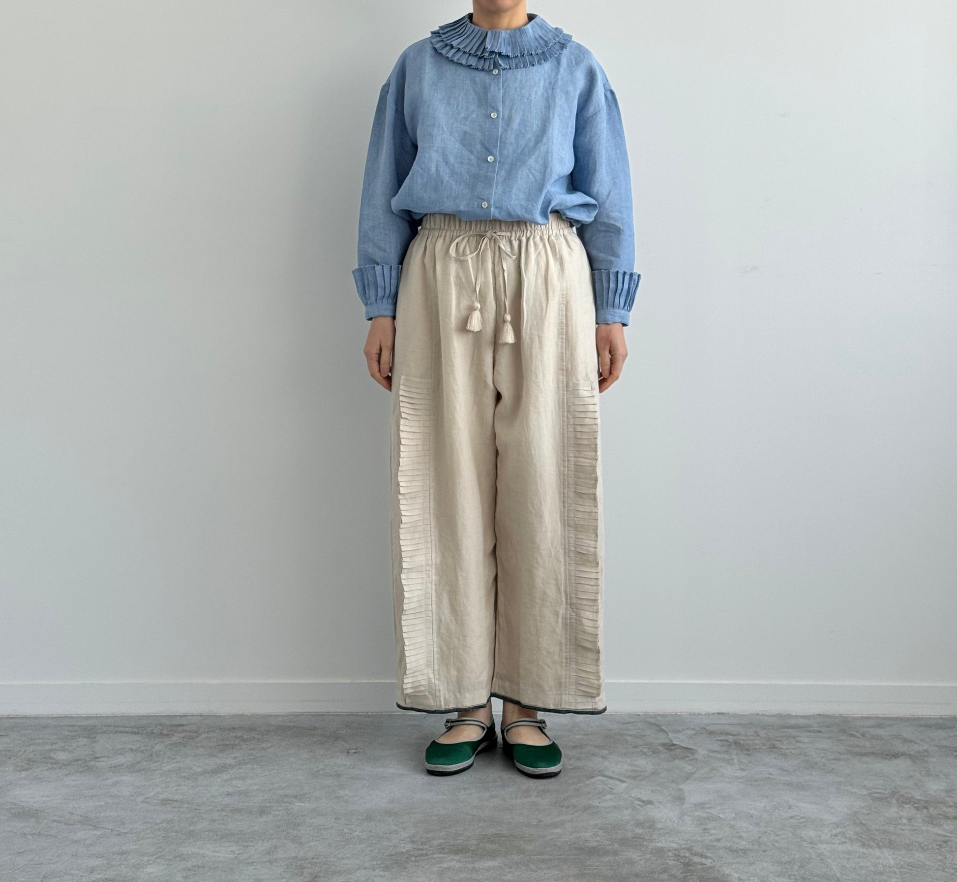RUFFLE TUCK PANTS ラッフル タックパンツ　BUNON ブノン　通販　取扱店　ecru 着画　正面