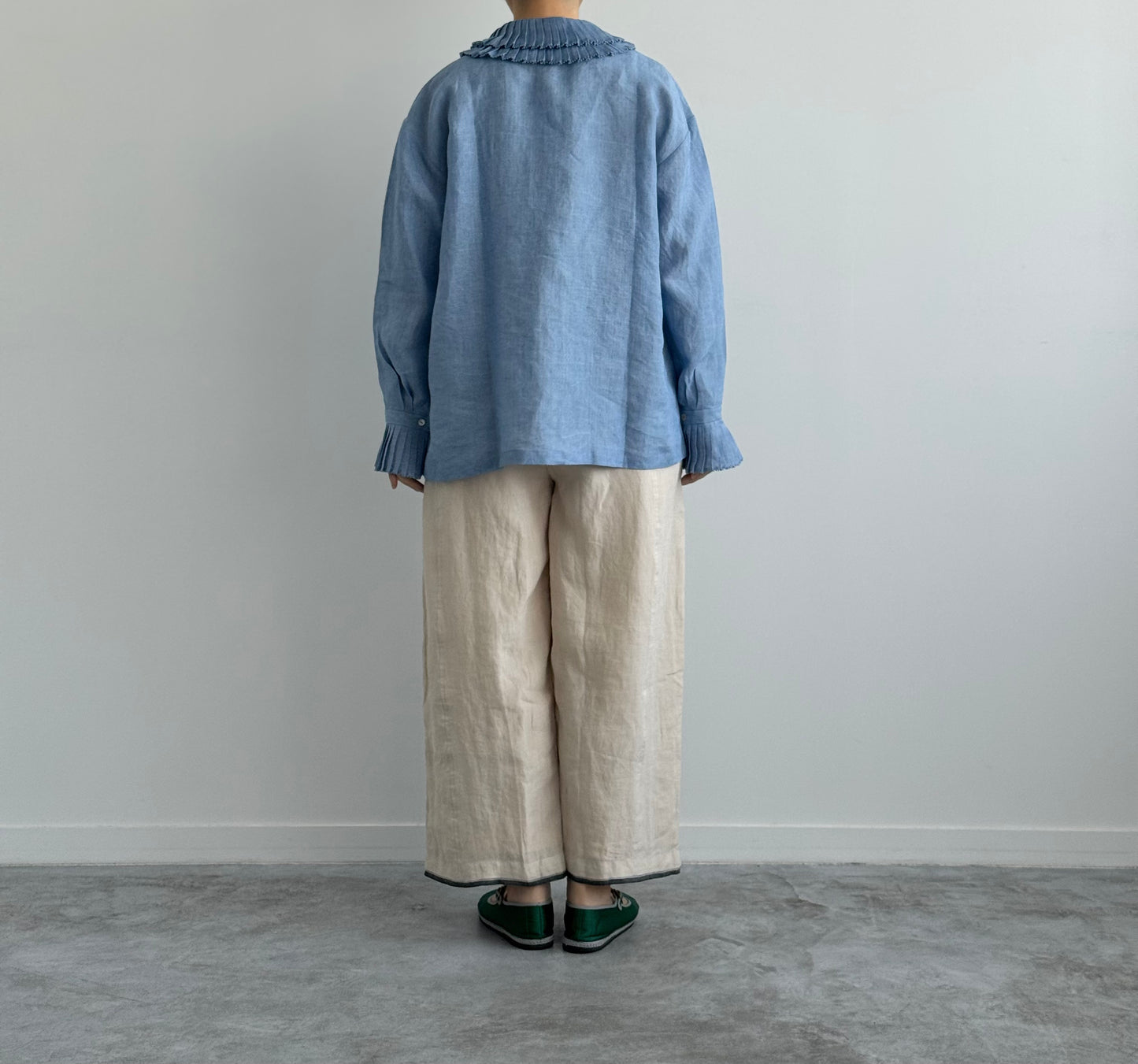 TUCK COLLAR BLOUSE タックカラーブラウス　BUNON ブノン　通販　取扱店　light blue 着画　後ろ