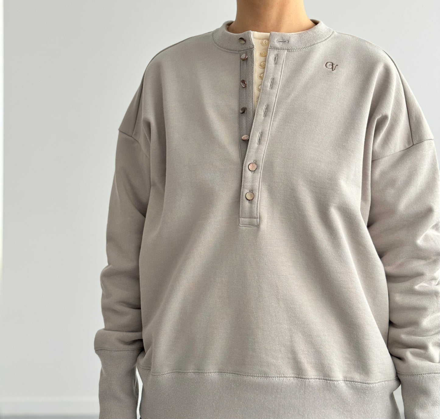 ボタンフロントのスウェット CHEVAL plus　通販　取扱店