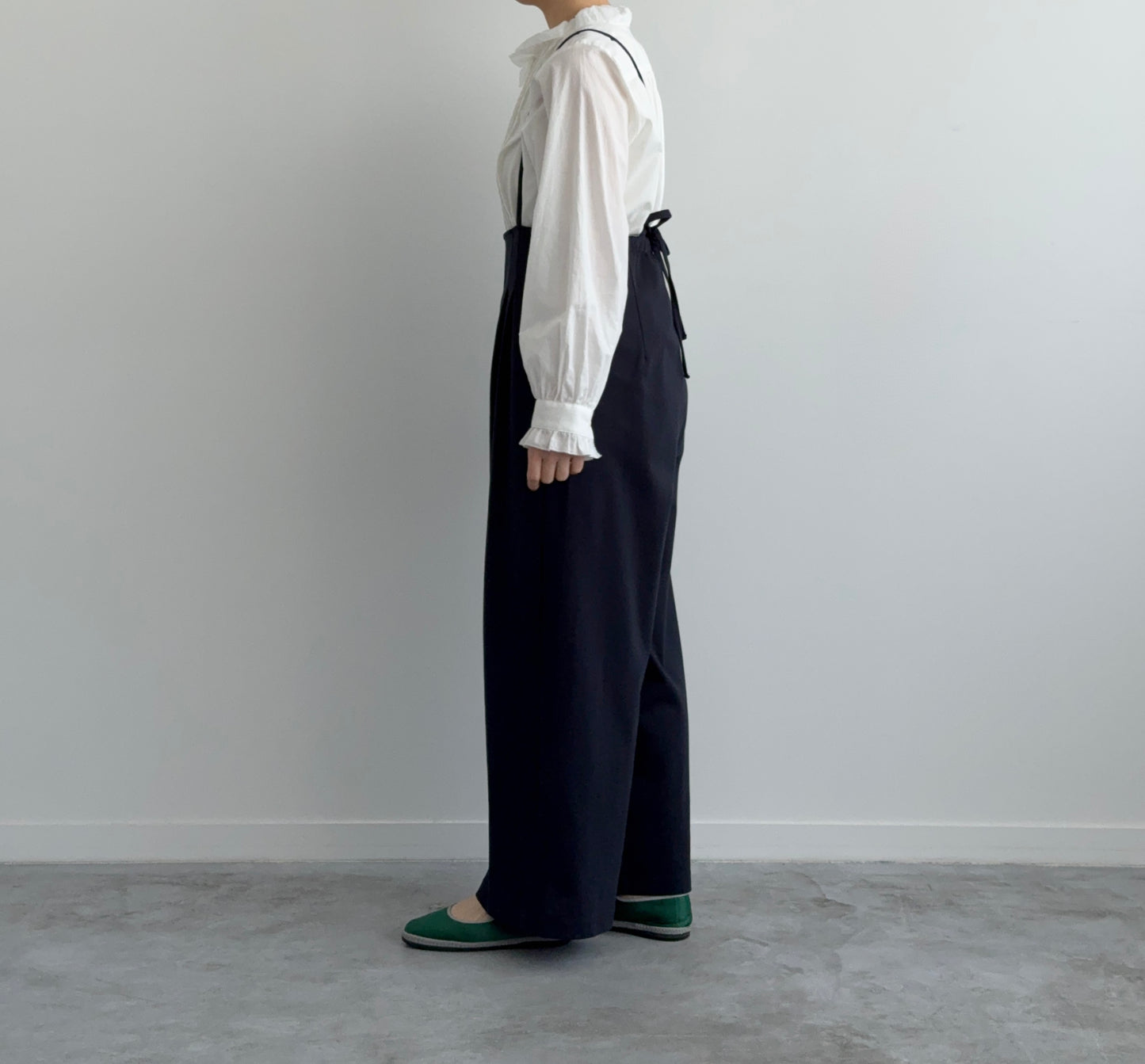 ピンタックとレースのブラウス