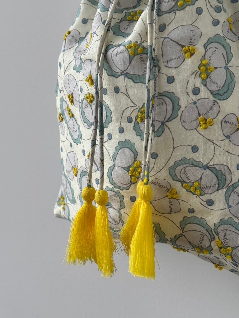 Embroidery Drawstring Shoulder Bag (Pastel Yellow)