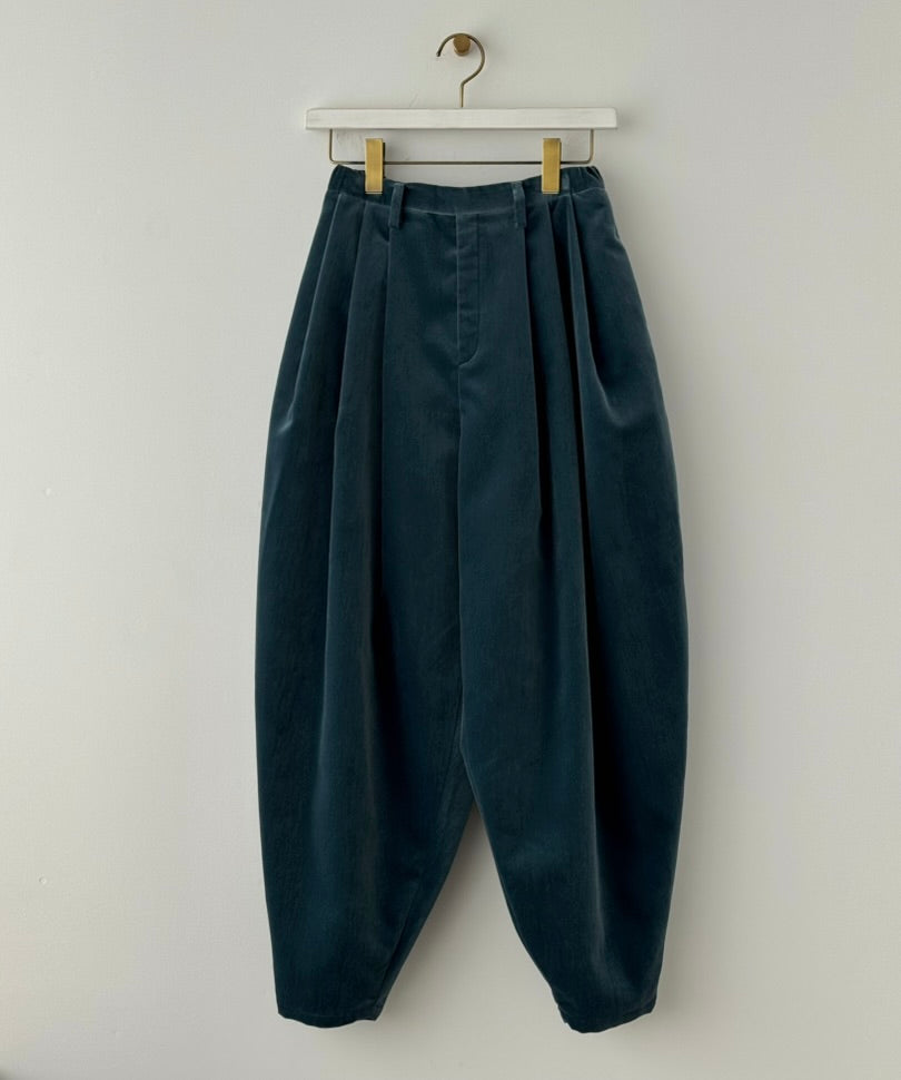 3 TUCK TAPERED PANTS ( BLUE )