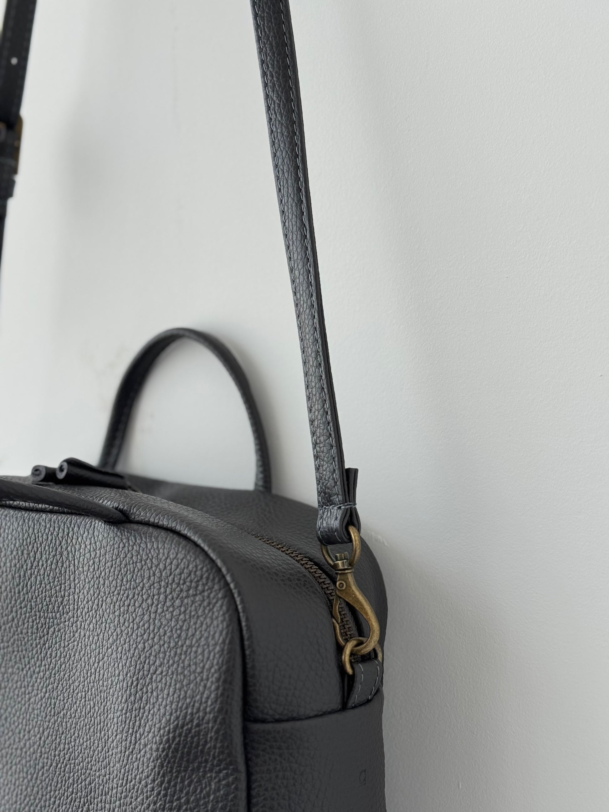 BOSTON SHOULDER BAG （シボ / CHARCOAL GRAY) a ショルダーバッグ　通販　取扱店