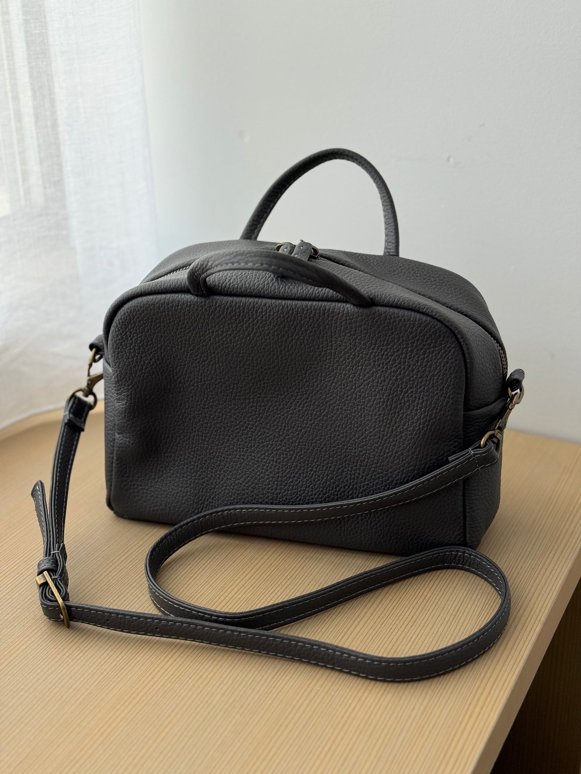 BOSTON SHOULDER BAG （シボ / CHARCOAL GRAY) a ショルダーバッグ　通販　取扱店