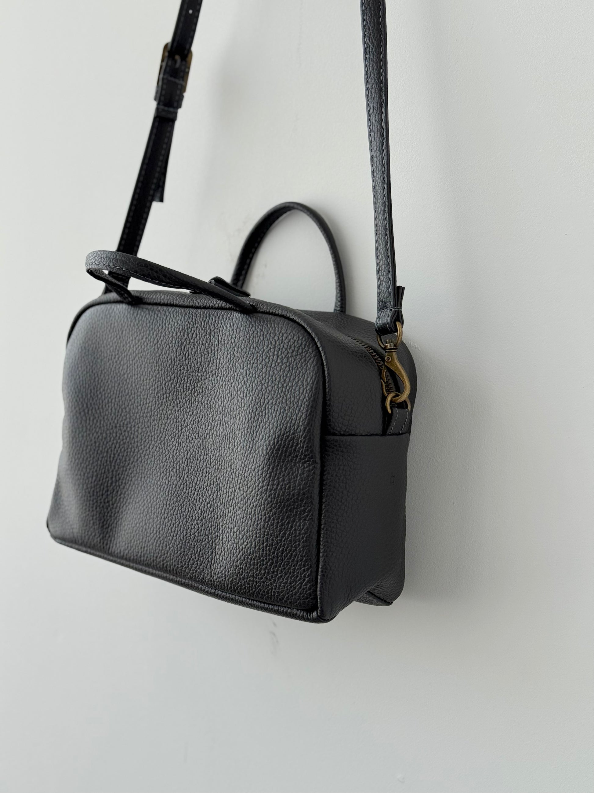 BOSTON SHOULDER BAG （シボ / CHARCOAL GRAY) a ショルダーバッグ　通販　取扱店