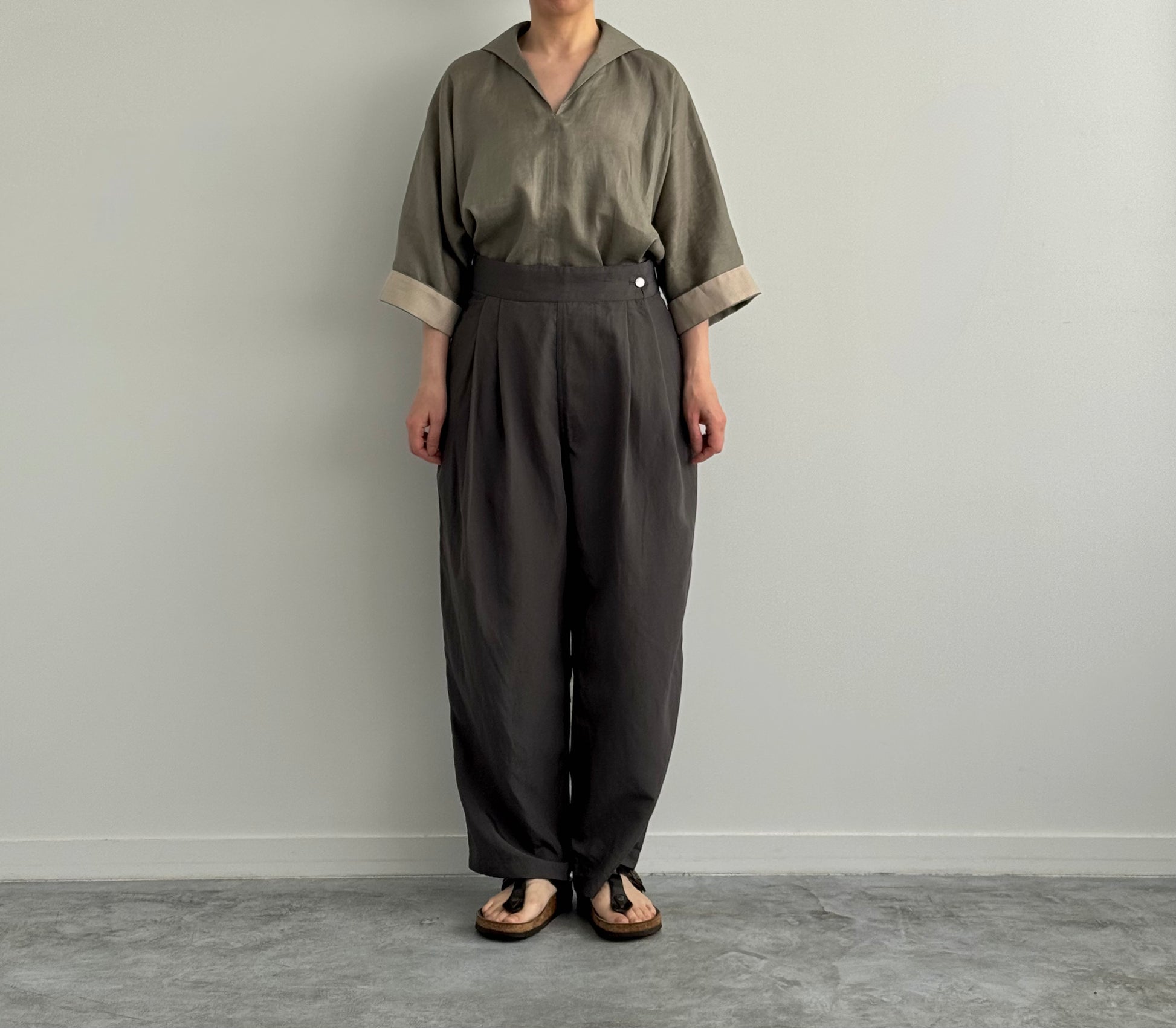 CHEVALのパンツ CHEVAL plus　通販　取扱店　GRAY 着画　全身　正面