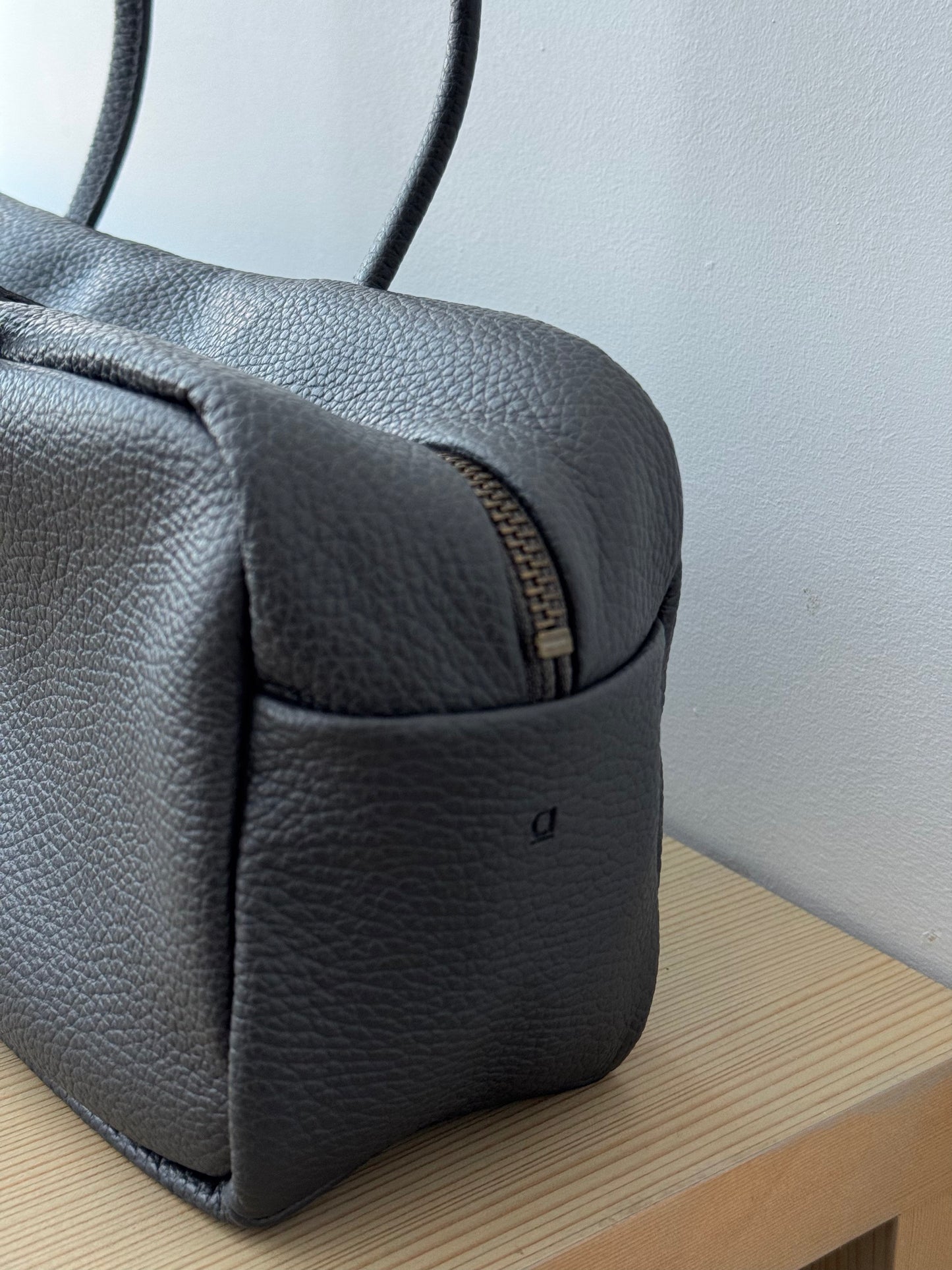 FLUTE BAG (シボ / CHARCOAL GRAY)  a (アー）フルートバッグ　通販　取扱店