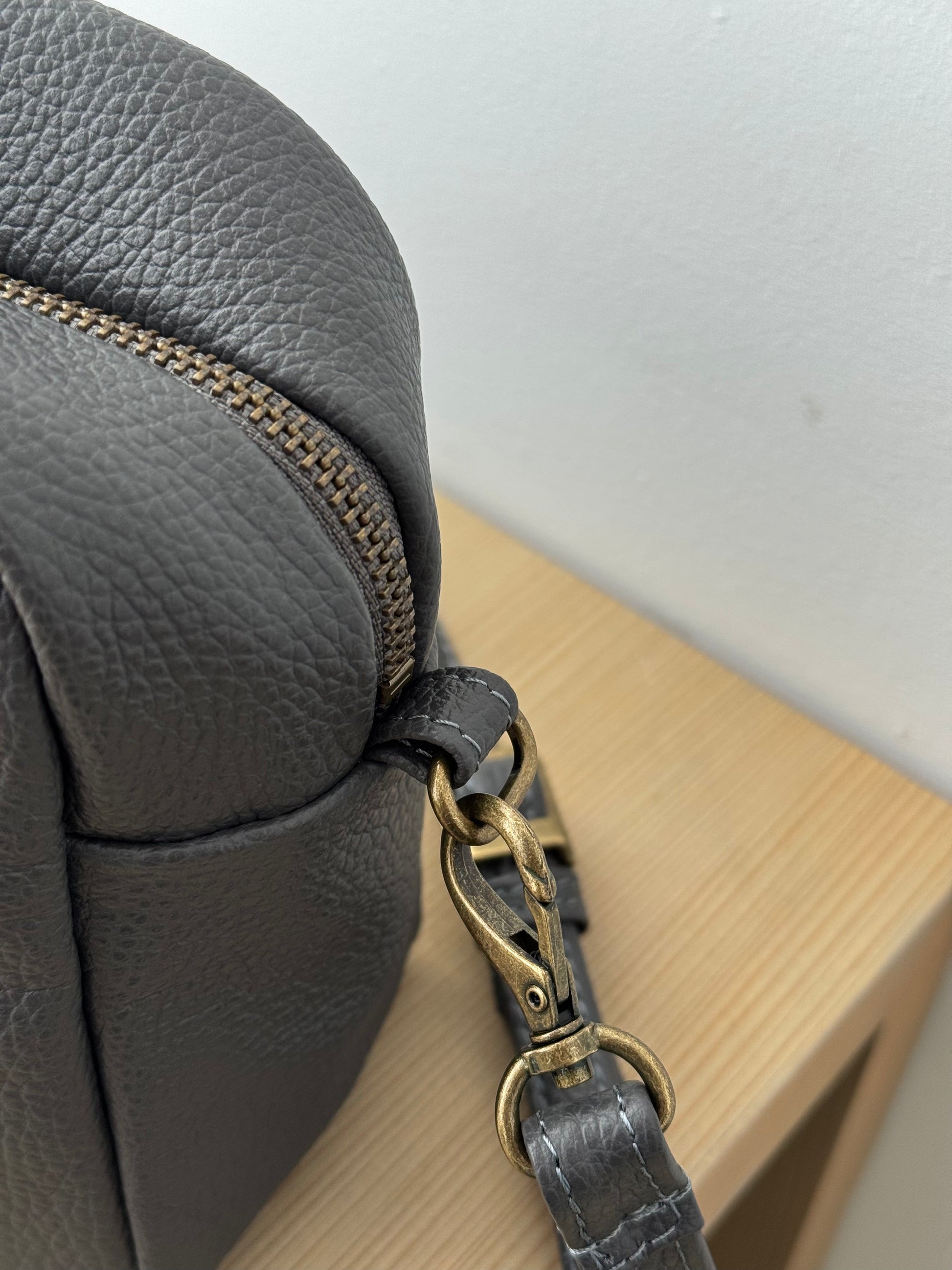 BOSTON SHOULDER BAG （シボ / CHARCOAL GRAY) a ショルダーバッグ　通販　取扱店