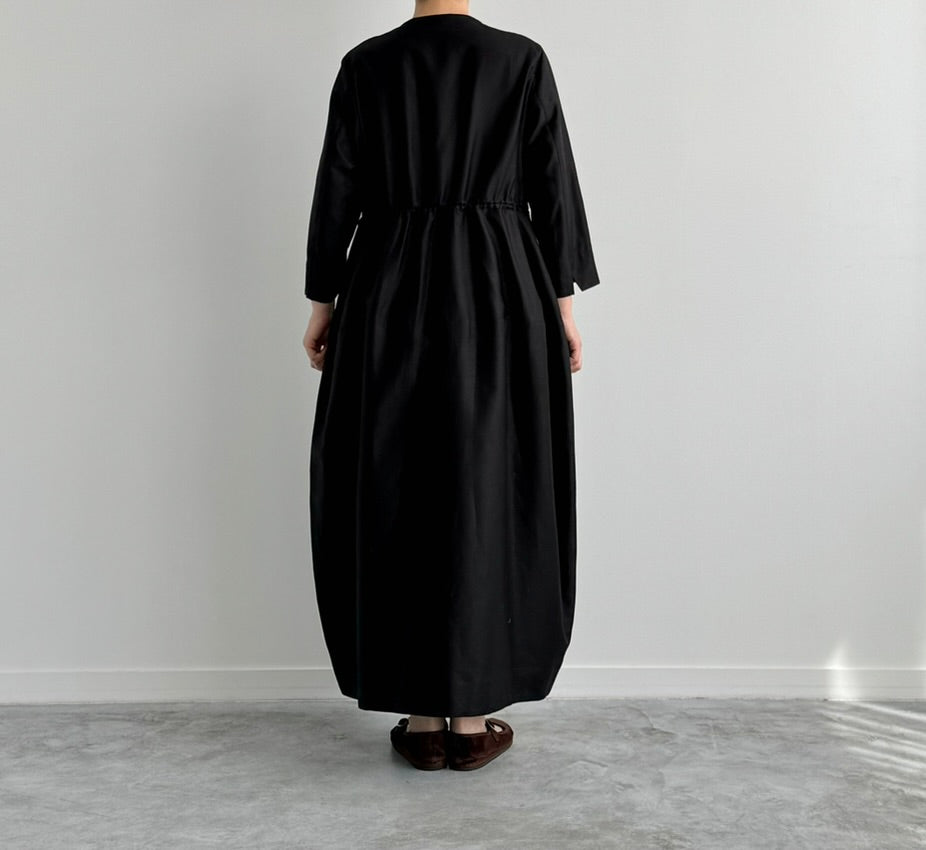 BARREL DRESS　TENNE HANDCRAFTED MODERN　バレルドレス　ワンピース 通販　取扱店　着画（後ろ姿）