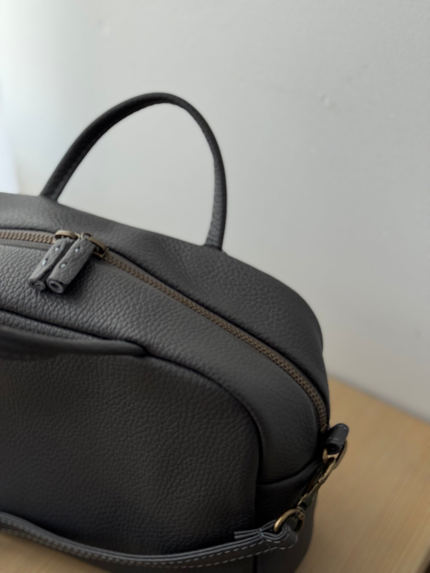 BOSTON SHOULDER BAG （シボ / CHARCOAL GRAY) a ショルダーバッグ　通販　取扱店