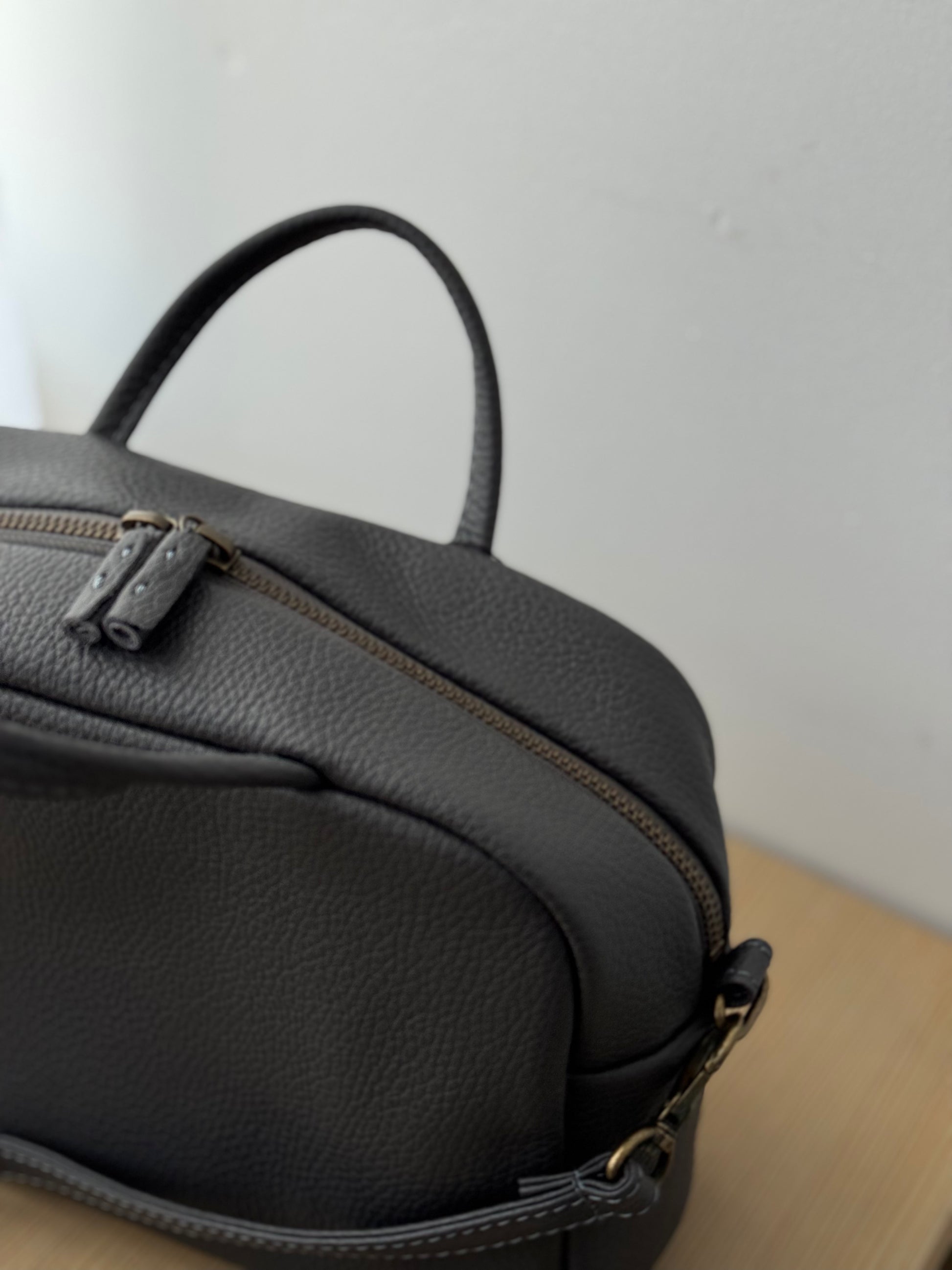 BOSTON SHOULDER BAG （シボ / CHARCOAL GRAY) a ショルダーバッグ　通販　取扱店
