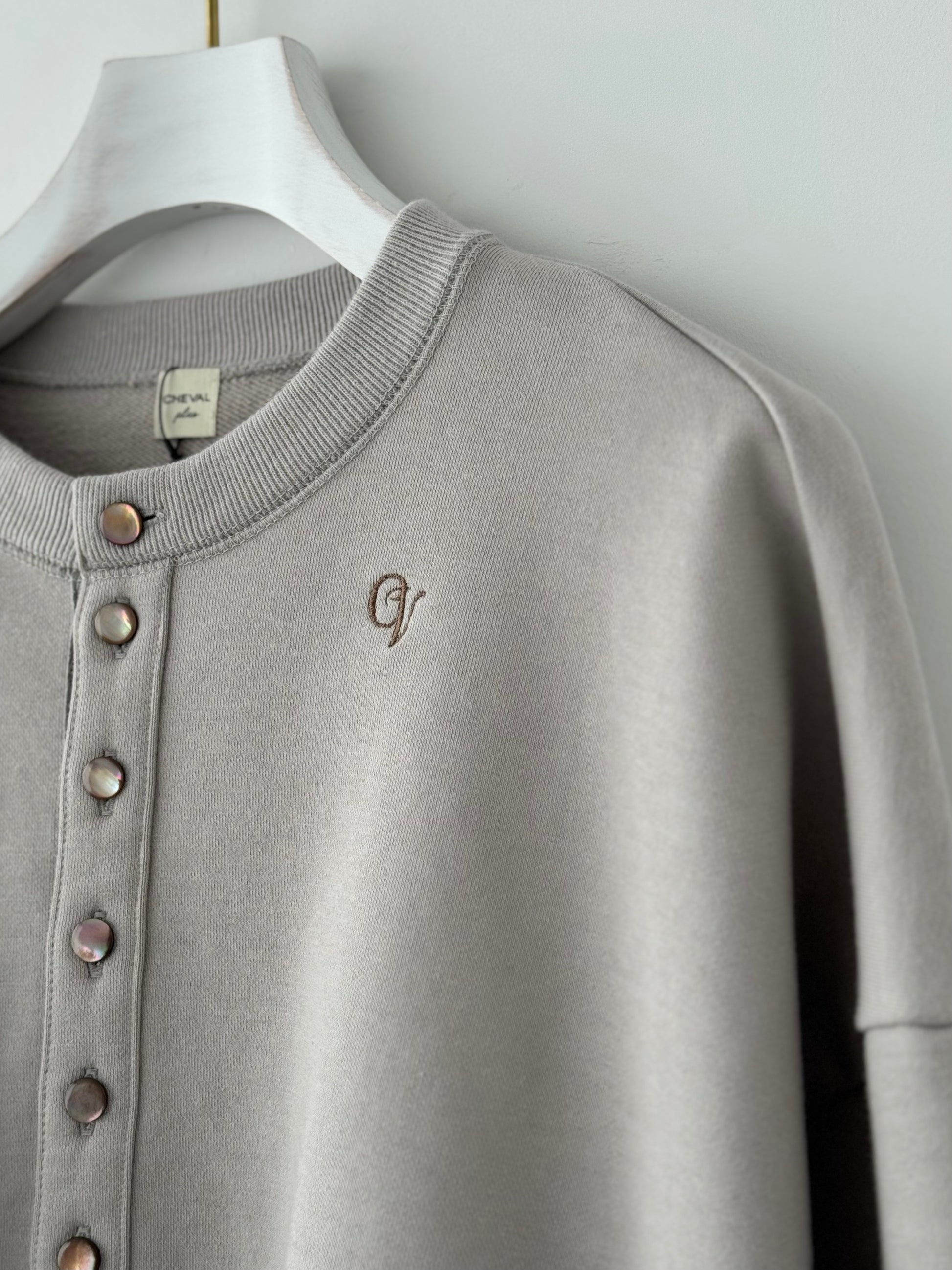 ボタンフロントのスウェット CHEVAL plus　通販　取扱店