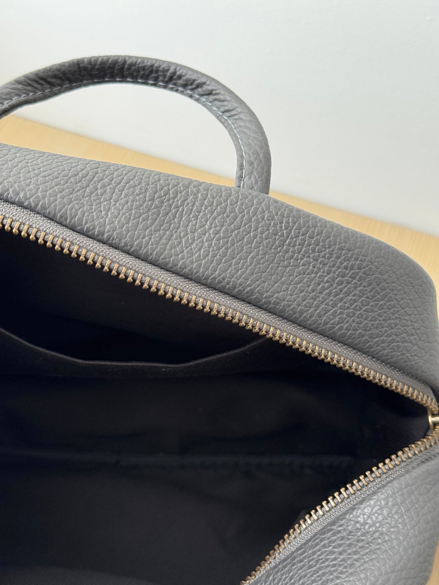 BOSTON SHOULDER BAG （シボ / CHARCOAL GRAY) a ショルダーバッグ　通販　取扱店