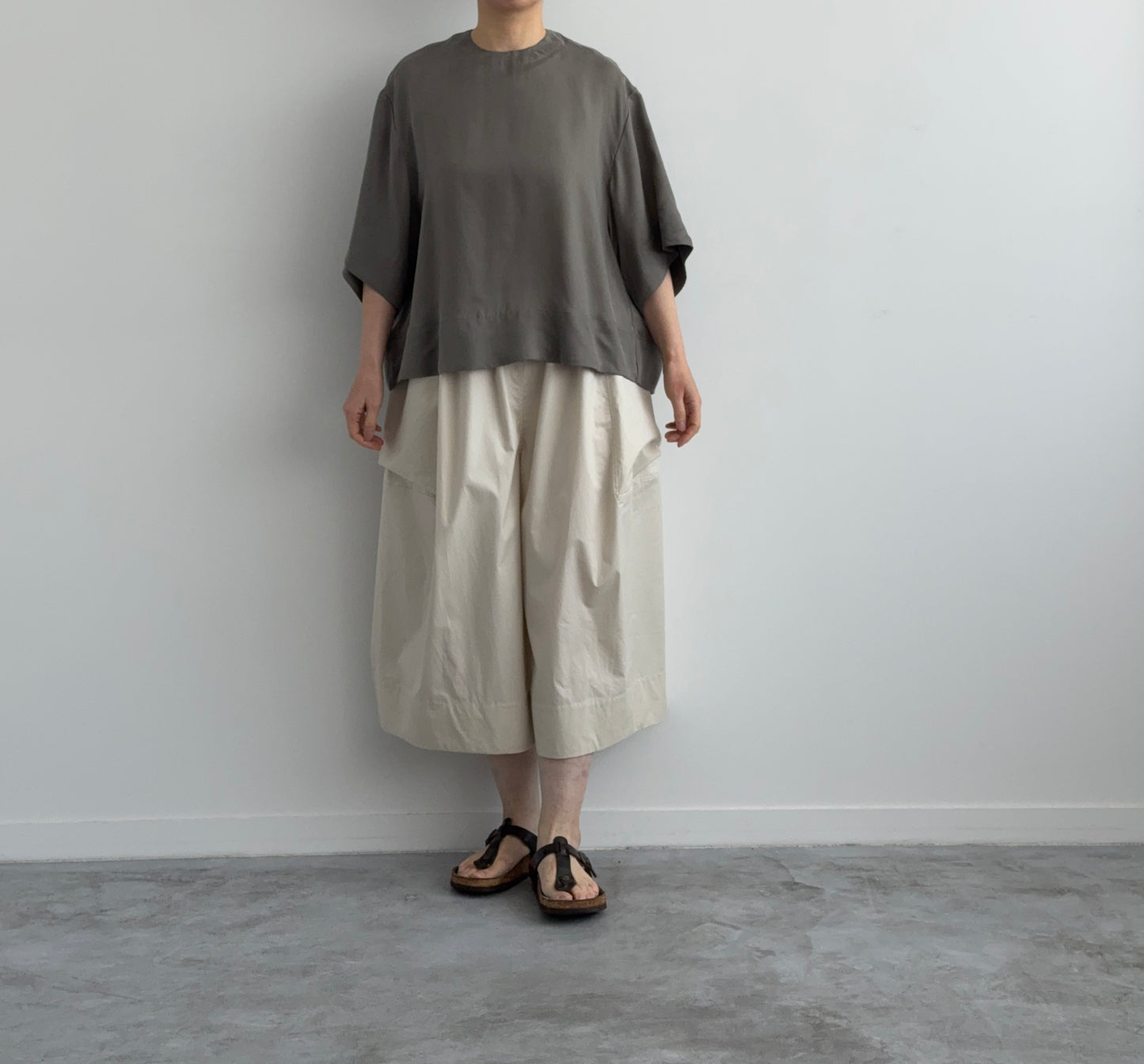 HALF SLEEVE TOPS ハーフスリーブトップス　TENNE HANDCRAFTED MODERN　通販　取扱店　GRAY 着画　正面
