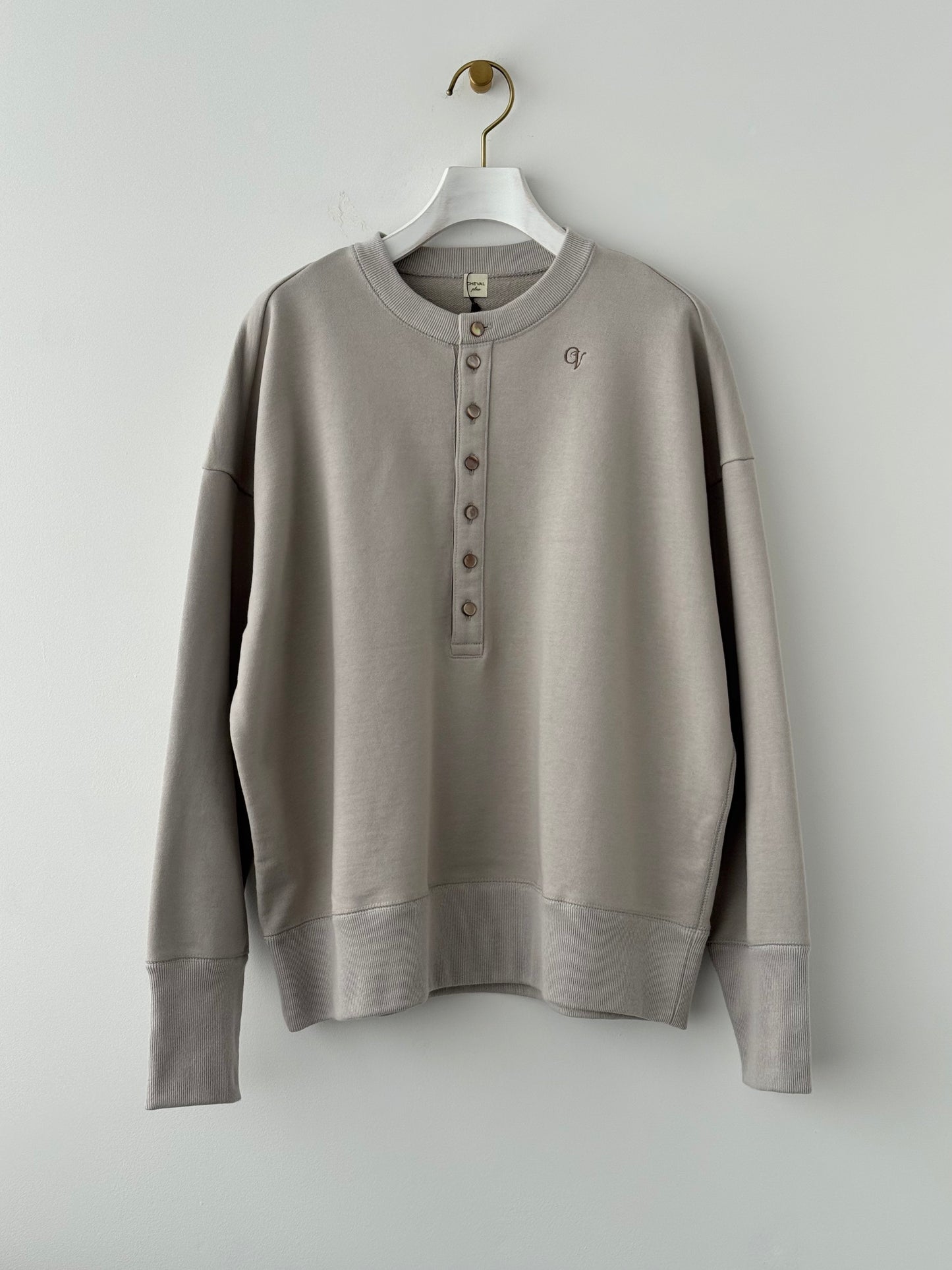 ボタンフロントのスウェット CHEVAL plus　通販　取扱店