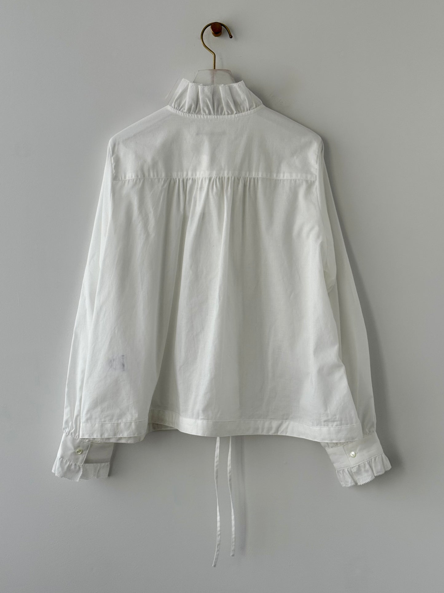 ピンタックとレースのブラウス