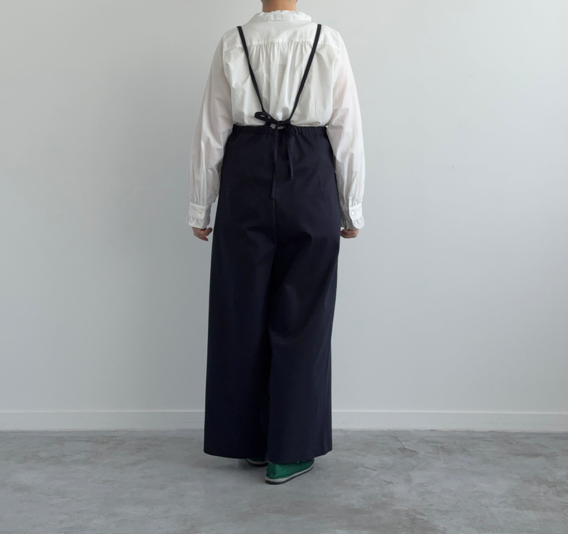 ピンタックとレースのブラウス　Porter des boutons　ポルテデブトン　通販　取扱店　着画　後ろ姿
