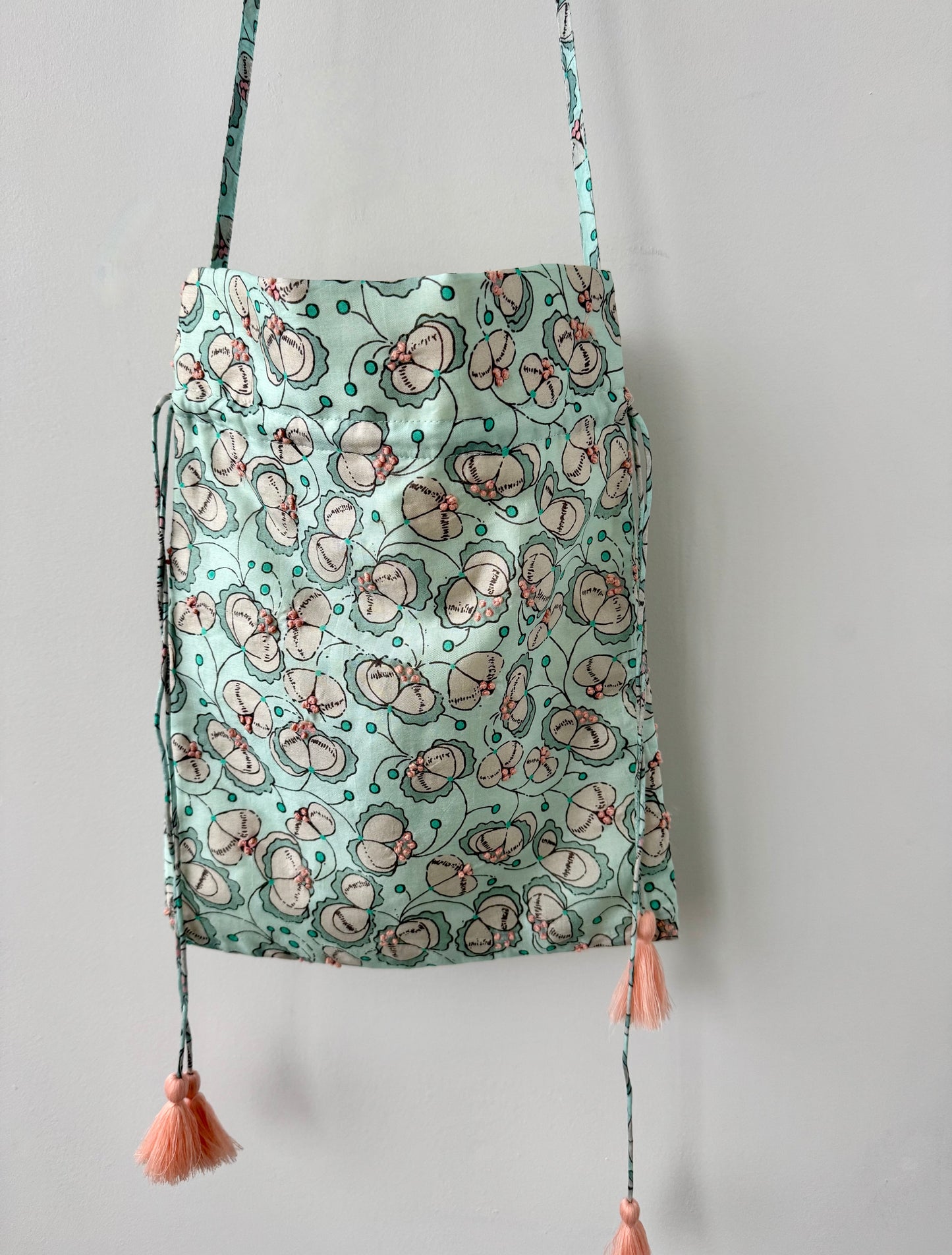 Embroidery Drawstring Shoulder Bag (Mint Green)